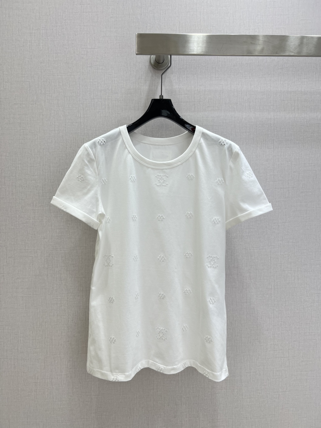 NO:735595,Highly recommended for the early spring of 26, hollow embroidered short-sleeved T-shirt. Skin-friendly and soft cotton-feel fabric. It looks like being wrapped in clouds when worn close to the body. It is not boring to wear in spring and summer. The exquisite hollow patterns all over make pure white no longer monotonous. It is low-key and discreet. Pair it with distressed wide-leg jeans. It will immediately fill up the loose feeling. Lazy yet refined. It does not pick the body or the style. Classic and versatile. One color SML code  High quality ABC,,jeans,T-shirt,tees,t-shirt,19860909强烈推荐 26早春新款 镂空刺绣短袖T恤 亲肤柔软的棉感面料 贴身穿像被云朵裹住 春夏穿完全不闷 满布的精致镂空花纹让纯白不再单调 低调又有小心机 搭配做旧阔腿牛仔裤 松弛感立刻拉满 慵懒又不失精致 它不挑身材不挑风格 经典百搭款 一个色 SML码 高品质ABC,,jeans,T-shirt,tees，t-shirt,,Women's clothing
