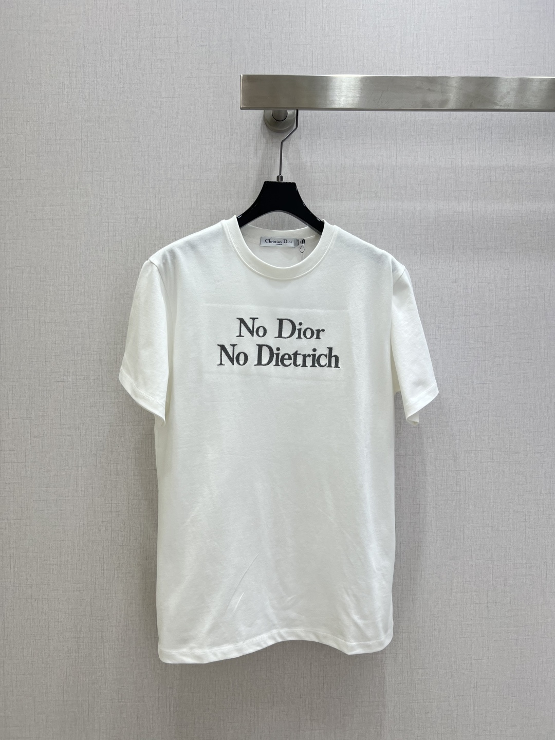 NO:736807,Highly recommended 26 early spring new short-sleeved T-shirt with printed letters. The words 'No Dior No Dietrich' are printed on the front, simple and stylish. High-quality pure cotton fabric, soft and skin-friendly, super breathable, super comfortable to wear in summer!  The loose version accommodates a variety of body types. The classic round neck design can be easily used in daily outings and casual occasions. It is versatile and not picky. It looks stylish when paired with jeans or casual pants. You can easily get a fashionable and casual style!  One color SML code high quality ABC,,dior,jeans,T-shirt,tees,t-shirt,19860909强烈推荐 26早春新款 印花字母短袖T恤 正面印有“No Dior No Dietrich”字样,简约又有态度.高品质纯棉面料,柔软亲肤,透气性超棒,夏天穿超舒服！宽松版型,包容多种身材,日常出街、休闲场合都能轻松驾驭经典圆领设计,百搭不挑人,随便搭配牛仔裤或休闲裤都很有范儿,轻松get时尚随性风！一个色 SML码 高品质ABC,,dior,jeans,T-shirt,tees，t-shirt,,Women's clothing