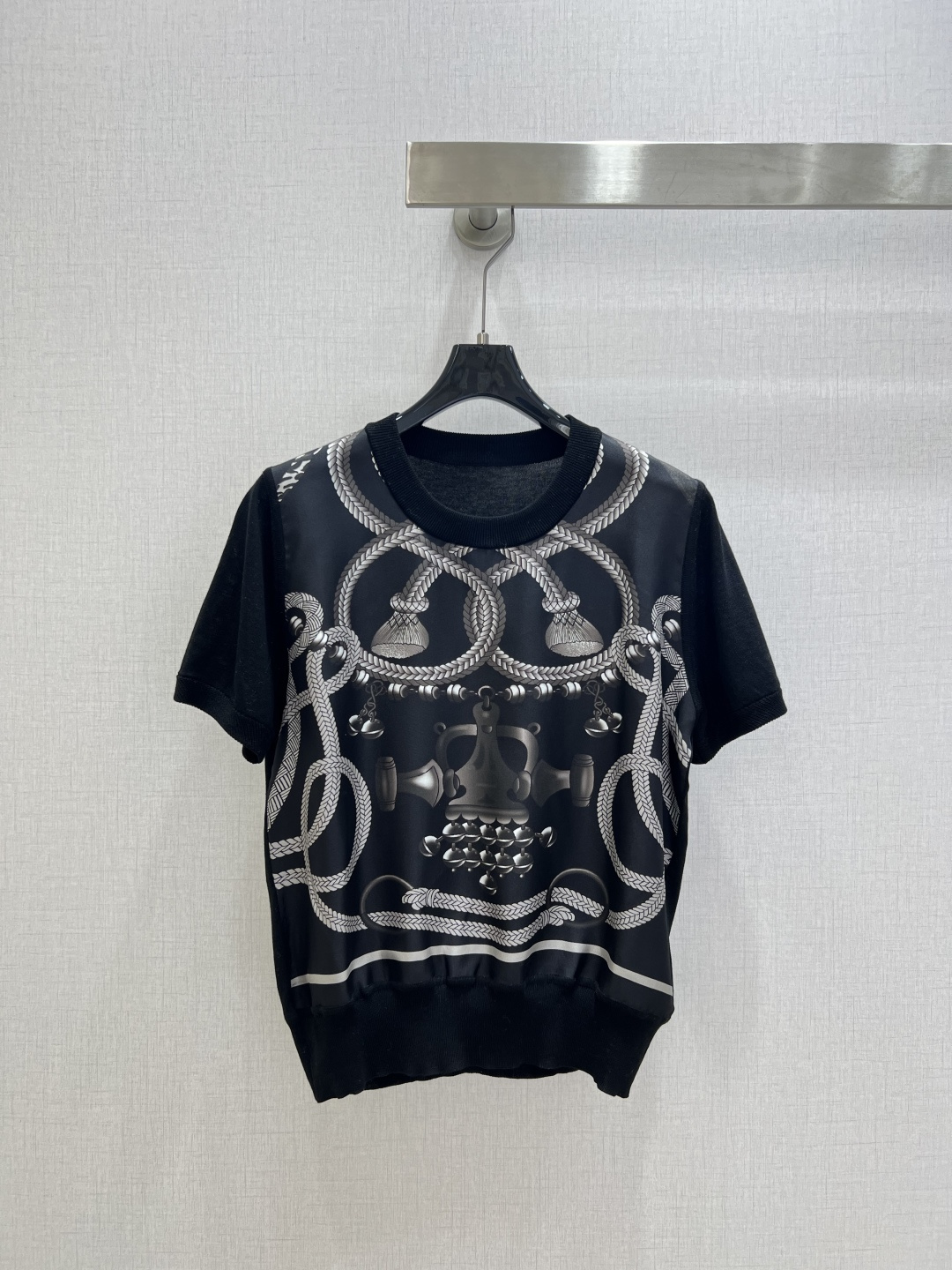 NO:736845,Highly recommended 26 early spring new positioning printed short-sleeved T-shirt. Classic H official short-sleeved style. The front piece is 19mm silk twill with positioning printing. The knitted material of the back sleeves is 85-grade fine mulberry silk and triacetate blend. It is comfortable and cool to wear close to the body. Special hand-sewn plate technology, all seams are exquisite round and same hemming. Made with the same counter, very high-grade. Round neck pullover, versatile and not flattering. Three colors  SMLXLXXL code high quality ABC,,T-shirt,tees,t-shirt,real silk,19860909强烈推荐 26早春新款 定位印花短袖T恤 经典H官同款短袖,前片是19姆米真丝斜纹绸定位印花,后片袖子针织材质为85支级细桑蚕丝加三醋酸混纺.贴身穿着舒适,凉爽.特制的手工缝盘工艺,全件接缝都是精致的圆同包边.同专柜做工,很上档次.圆领套头,百搭不挑身 三个色 SMLXLXXL码 高品质ABC,,T-shirt,tees，t-shirt,real silk,,Women's clothing