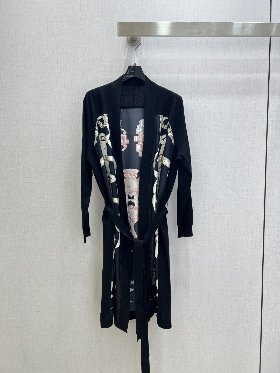 NO:736839,Highly recommended 26 early spring new silk knitted mid-length cardigan jacket. 'Iron Decoration' series pattern printing, the fabric part is 19 mm heavyweight silk positioning printing, and the woolen part is silk wool blend. Side seam design without side seams, heavy-duty full-covered seam panel. The whole clothing fabric is soft and skin-friendly, light and breathable. The splicing parts of knitted and silk are completed by hand sewing machine, fine workmanship. Two colors MLXL code  High quality ABC,,jackets & coats,real silk,19860909强烈推荐 26早春新款 真丝拼针织中长款开衫外套.“铁饰”系列图案印花,面料部分为19姆米重磅真丝定位印花,毛织部分为真丝羊毛混纺.侧缝无侧缝设计,重工全包边缝盘.整件衣服面料,柔然亲肤,轻盈透气.针织与真丝的拼接部分都为手工缝盘机完成,做工精细 两个色 MLXL码 高品质ABC,,jackets & coats,real silk,,Women's clothing