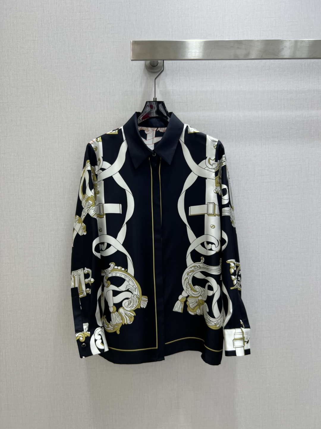 NO:736811,Highly recommended for early spring 26, positioning printed lapel shirt, the same silk twill shirt as the official website. 'Iron Decoration' series pattern printing front and rear panels 19mm pure silk twill thick positioning printing, fashionable and versatile style, fine workmanship, two colors SMLXL code, high quality ABC,, shirts, real silk,19860909强烈推荐 26早春新款 定位印花翻领衬衫 官网同款真丝斜纹绸衬衫.“铁饰”系列图案印花前后片19姆米纯真丝斜纹稠定位印花,时尚百搭款,做工精细 两个色 SMLXL码 高品质ABC,,shirts,real silk,,Women's clothing