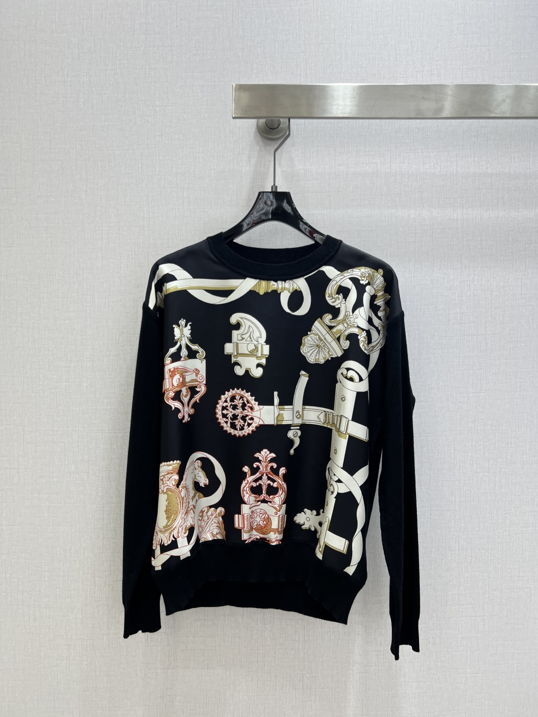 NO:736815,Highly recommended for the early spring of 26, positioning printed long-sleeved tops, iron series patterned silk printed zipper baseball uniforms. The front piece is 19mm pure silk twill thick positioning printing, and the back piece yarn is ultra-fine silk wool blended yarn. The back piece is knitted with 16G imported woven, the splicing parts of knitted and silk are completed by hand sewing machines, and the armholes are double hemmed with fine workmanship. Two colors SMLXL code, high quality ABC, real silk,19860909强烈推荐 26早春新款 定位印花长袖上衣 铁饰系列图案真丝印花拉链款棒球服.前片19姆米纯真丝斜纹稠定位印花,后片纱线超细真丝羊毛混纺纱线.后片针织采用16G进口机织,针织与真丝的拼接部分都为手工缝盘机完成,袖笼双包边处理做工精细.两个色 SMLXL码 高品质ABC,,real silk,,Women's clothing