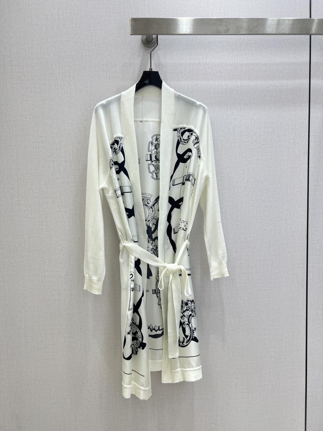 NO:736796,Highly recommended for the early spring of 26, the new square-neck silk and knitted mid-length cardigan jacket. 'Iron Decoration' series pattern printing, the fabric part is 19mm heavyweight silk positioning printing, and the woolen part is silk wool blend. Side seam design without side seams, heavy-duty full-cover edge seam plate. The whole clothing fabric is soft and skin-friendly, light and breathable. The splicing parts of knitted and silk are completed by hand sewing machine, fine workmanship. Two colors MLXL code  High quality ABC,,jackets & coats,real silk,19860909强烈推荐 26早春新款 方领真丝拼针织中长款开衫外套.“铁饰”系列图案印花,面料部分为19姆米重磅真丝定位印花,毛织部分为真丝羊毛混纺.侧缝无侧缝设计,重工全包边缝盘.整件衣服面料,柔然亲肤,轻盈透气.针织与真丝的拼接部分都为手工缝盘机完成,做工精细 两个色 MLXL码 高品质ABC,,jackets & coats,real silk,,Women's clothing