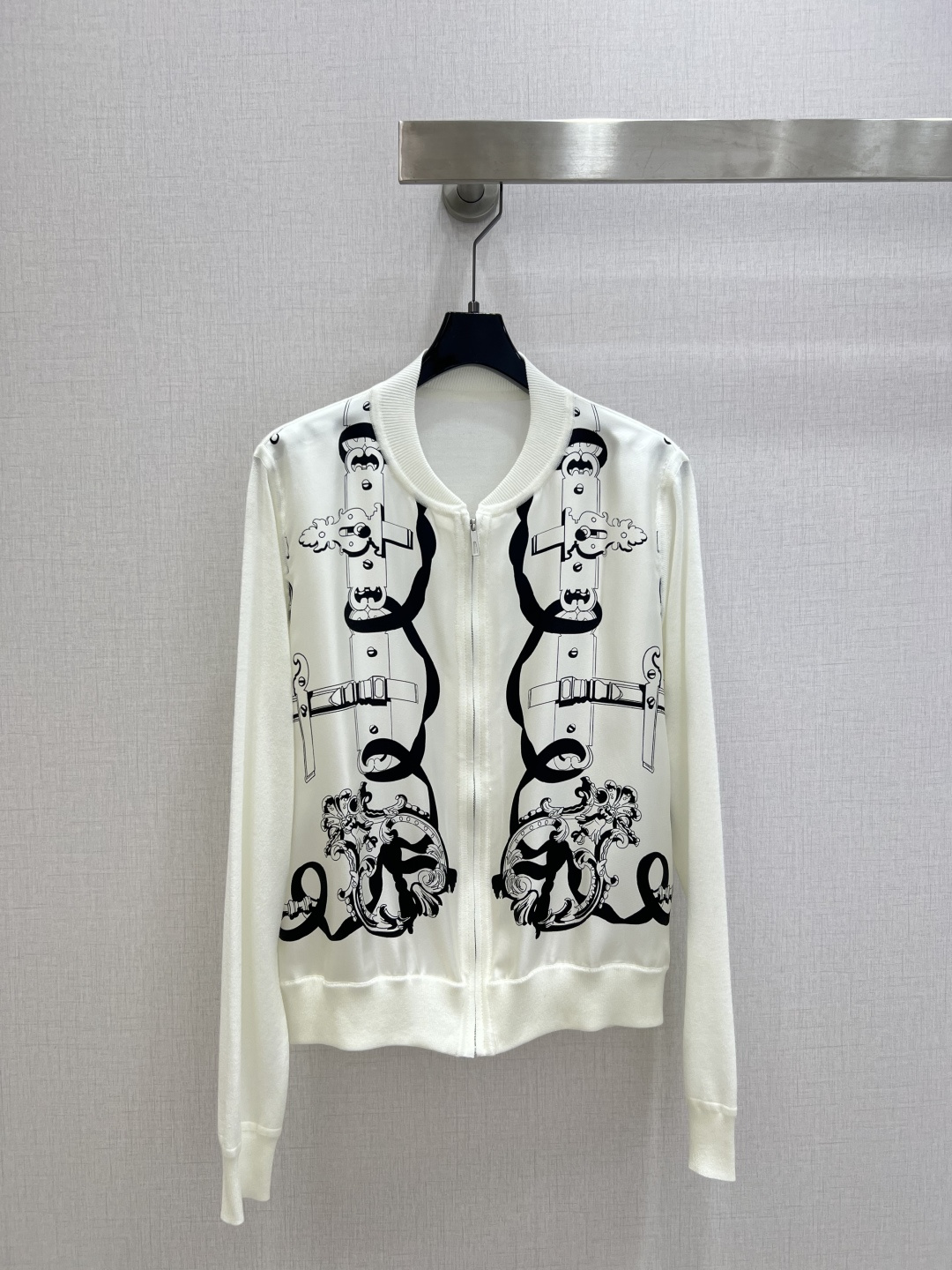 NO:736832,Highly recommended for the early spring of 26, the new positioning printed baseball jacket, iron series patterned silk printed zipper baseball jacket. The front piece is 19mm pure silk twill thick positioning printing, and the back piece yarn is ultra-fine silk wool blended yarn. The back piece is knitted with 16G imported woven yarn, and the splicing parts of knitted and silk are completed by hand sewing machines. The armholes are double-edged with fine workmanship. Two colors SMLXL code, high quality ABC, jackets & coats, real  silk,19860909强烈推荐 26早春新款 定位印花棒球外套 铁饰系列图案真丝印花拉链款棒球服.前片19姆米纯真丝斜纹稠定位印花,后片纱线超细真丝羊毛混纺纱线.后片针织采用16G进口机织,针织与真丝的拼接部分都为手工缝盘机完成,袖笼双包边处理做工精细.两个色 SMLXL码 高品质ABC,,jackets & coats,real silk,,Women's clothing