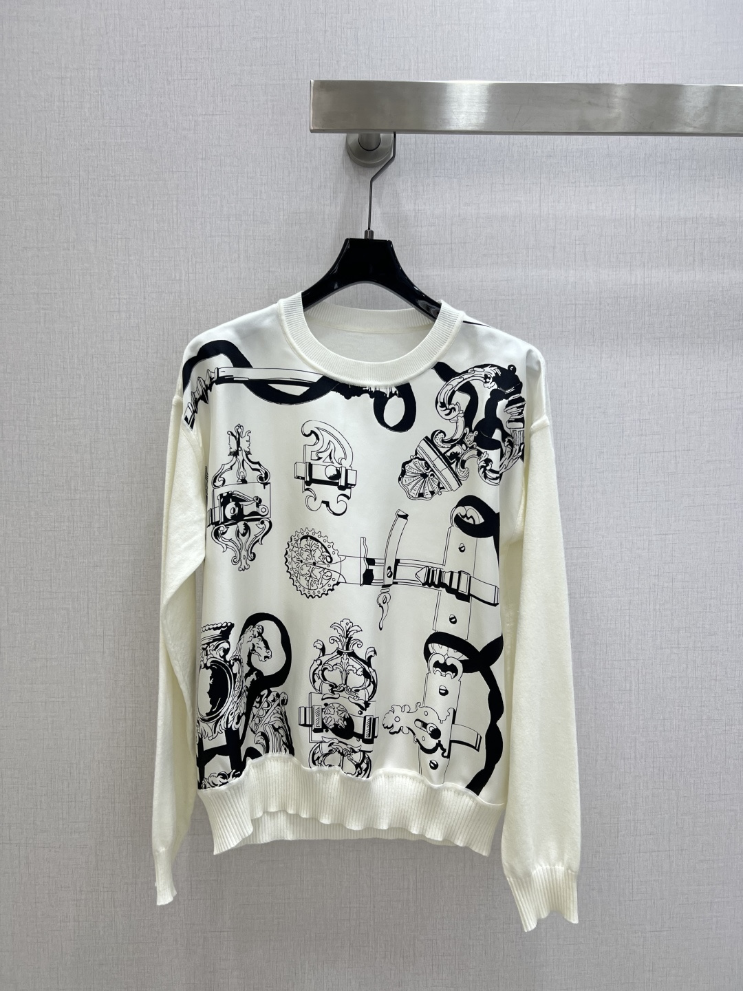 NO:736843,Highly recommended for the early spring of 26, positioning printed long-sleeved tops, iron series patterned silk printed zipper baseball uniforms. The front piece is 19mm pure silk twill thick positioning printing, and the back piece yarn is ultra-fine silk wool blended yarn. The back piece is knitted with 16G imported woven, the splicing parts of knitted and silk are completed by hand sewing machines, and the armholes are double hemmed with fine workmanship. Two colors SMLXL code, high quality ABC, real silk,19860909强烈推荐 26早春新款 定位印花长袖上衣 铁饰系列图案真丝印花拉链款棒球服.前片19姆米纯真丝斜纹稠定位印花,后片纱线超细真丝羊毛混纺纱线.后片针织采用16G进口机织,针织与真丝的拼接部分都为手工缝盘机完成,袖笼双包边处理做工精细.两个色 SMLXL码 高品质ABC,,real silk,,Women's clothing