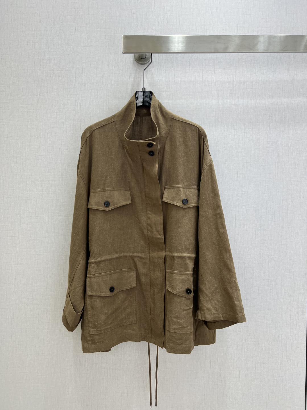 NO:737301,Highly recommended 26 early spring new stand-up collar pocket long-sleeved shirt  The loose silhouette is complemented by a cotton drawstring design at the waist, which is tolerant of the body and adds a refined style to the overall piece. The placket is equipped with a zipper, which is simple and neat, and can be put on and taken off freely. It is supplemented by contrasting buttons to highlight the texture and details. The chest flap + large front pocket design has both practicality and style. The adjustable sleeves allow for multiple styling interpretations. The inner side seams are made of cotton.  The lining is hemmed, clean and neat, with quality control in place and material characteristics. Lyocell ramie fabric is selected. Lyocell is made from plant fiber. It has a variety of excellent properties. Ramie fiber is a high-quality fiber with natural colors. Lyocell and ramie are intertwined, combining the advantages of both. This fabric feels soft and comfortable, light and has no sense of weight. It does not lose bones and bones, making the whole garment more relaxed.  Two colors SML code high quality AB, shirts,19860909强烈推荐 26早春新款 立领口袋长袖衬衫 宽松廓形,宽松廓形辅以腰间棉质抽绳设计,包容身材,为整体单品增添精致格调.门襟设有拉链,简约利落,穿脱自由随性.辅以撞色纽扣,凸显质感,细节特点,胸口翻袋盖＋前片大口袋设计,实用感与造型感兼备,可调节袖祥,实现多造型演绎,内里侧缝做棉感里布包边,干净利落,品质把控到位,材质特点.精选菜赛尔苎麻面料.莱赛尔以植物纤维为原料.具有多种优良性能,苎麻纤维是一种优质纤维,色彩自然.莱赛尔与苎麻相交织,结合两者优势.此面料触感柔软舒适,轻盈没有压坠感.却不失筋骨,整件成衣更添轻松 两个色 SML码 高品质AB,,shirts,,Women's clothing