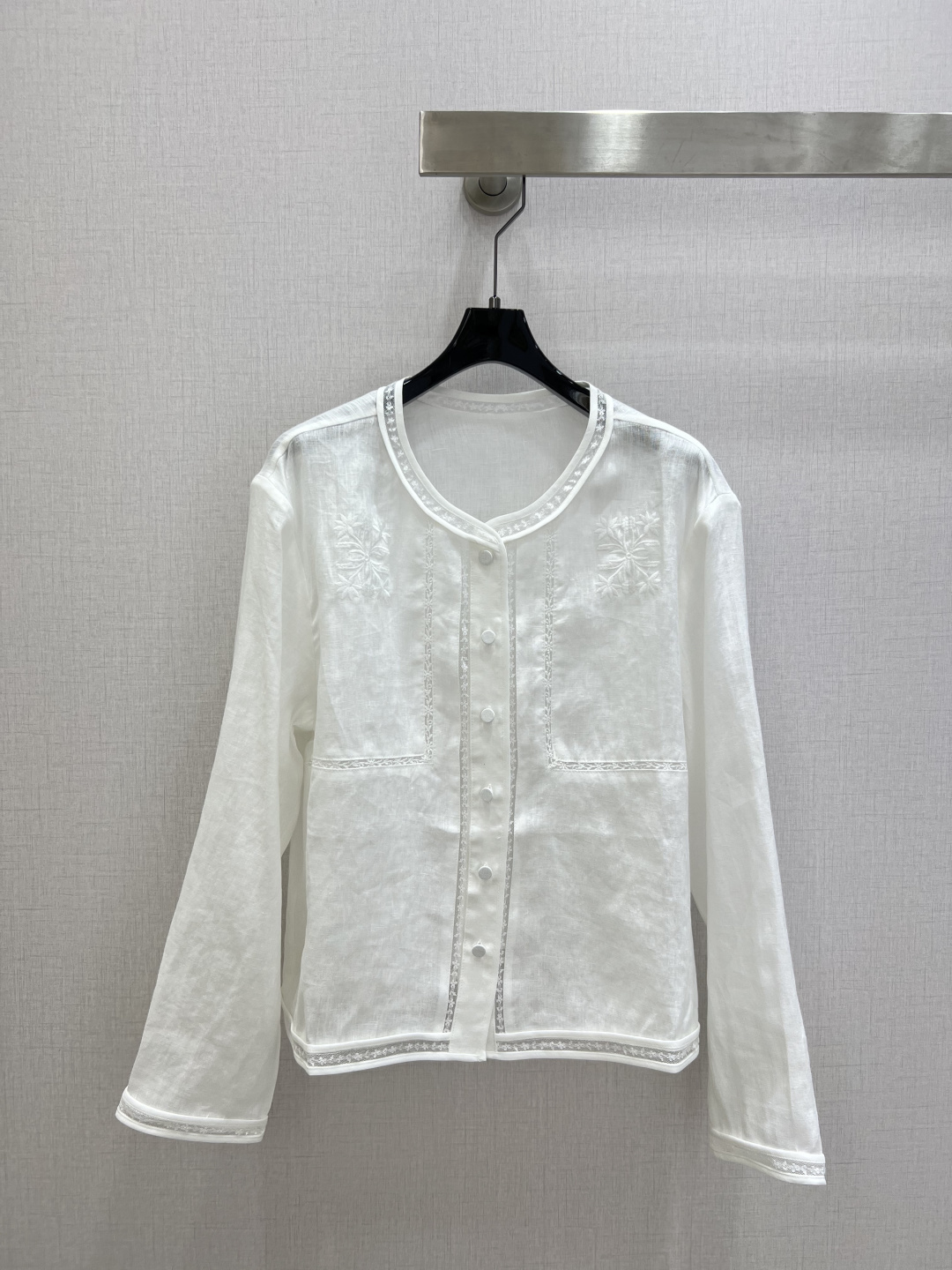 NO:737295,Highly recommended 26 early spring new lace linen cardigan jacket  This fairy blouse with its own soft light filter puts gentleness on your body~ The fabric can breathe. The high-count linen blended fabric is as thin as a cicada's wings. It has a hazy feeling when the sun shines through. It is not burdensome to wear in summer. The details are romantic. The water-soluble lace stitching on the neckline and placket is exquisite.  It is chic and retro, with embroidered patterns on the cuffs and a gentle feel in every gesture. It is versatile and not picky. Wear it alone as a cool and relaxed French shirt. Layer it with a suspender/dress to create an atmospheric sun-proof jacket. It can be worn with jeans and skirts, and it is just what you need in spring.  One color SML code high quality ABC,,skirts,jeans,jackets & coats,shirts,19860909强烈推荐 26早春新款 蕾丝亚麻开衫外套 自带柔光滤镜的神仙小衫,把温柔穿在身上～面料会呼吸高支亚麻混纺面料,轻薄如蝉翼,阳光透过来的朦胧感,夏天穿也毫无负担,细节见浪漫,领口门襟的水溶蕾丝拼接,精致又复古,袖口的刺绣花纹,举手投足间都是温柔感,百搭不挑人.单穿是清冷松弛感的法式衬衫.叠穿吊带/连衣裙,就是氛围感防晒小外套.牛仔裤、半裙都能搭,春日刚需款 一个色 SML码 高品质ABC,,skirts,jeans,jackets & coats,shirts,,Women's clothing