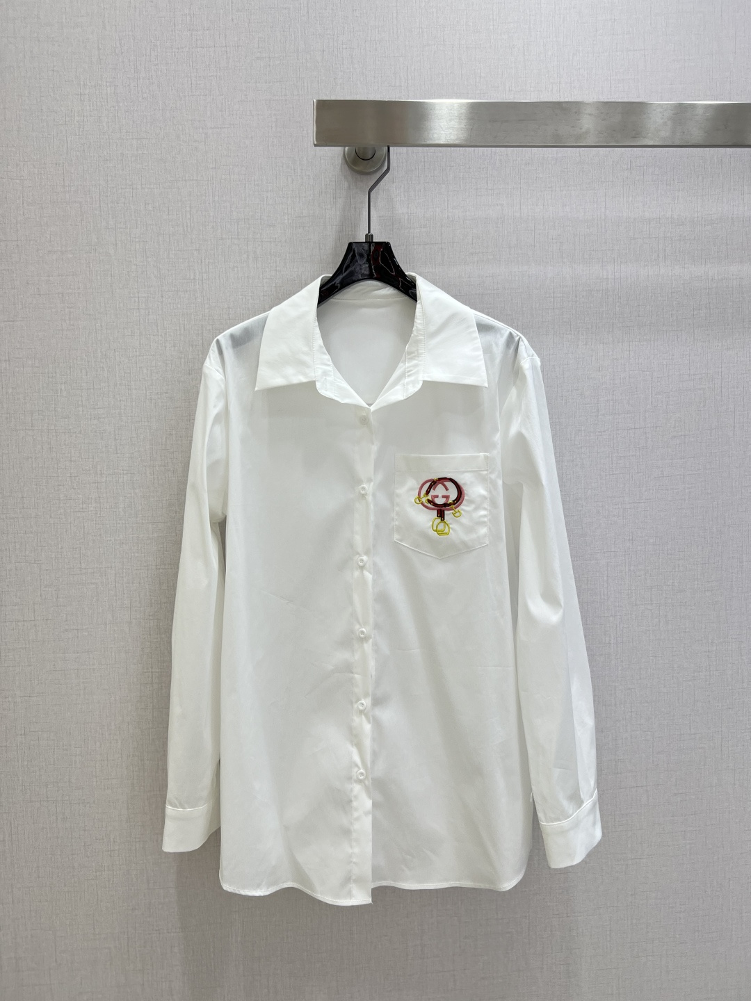 NO:737476,Highly recommended 26 early spring new style, long-sleeved shirt with pocket embroidery, double G red and green ribbon embroidered casual style shirt, youthful and beautiful, a must-have for fashionable women, two colors, SML code, high quality ABC, shirts,19860909强烈推荐 26早春新款 口袋刺绣长袖衬衫 双G红绿织带刺绣休闲风衬衫 青春靓丽 时尚女人必入 两个色 SML码 高品质ABC,,shirts,,Women's clothing