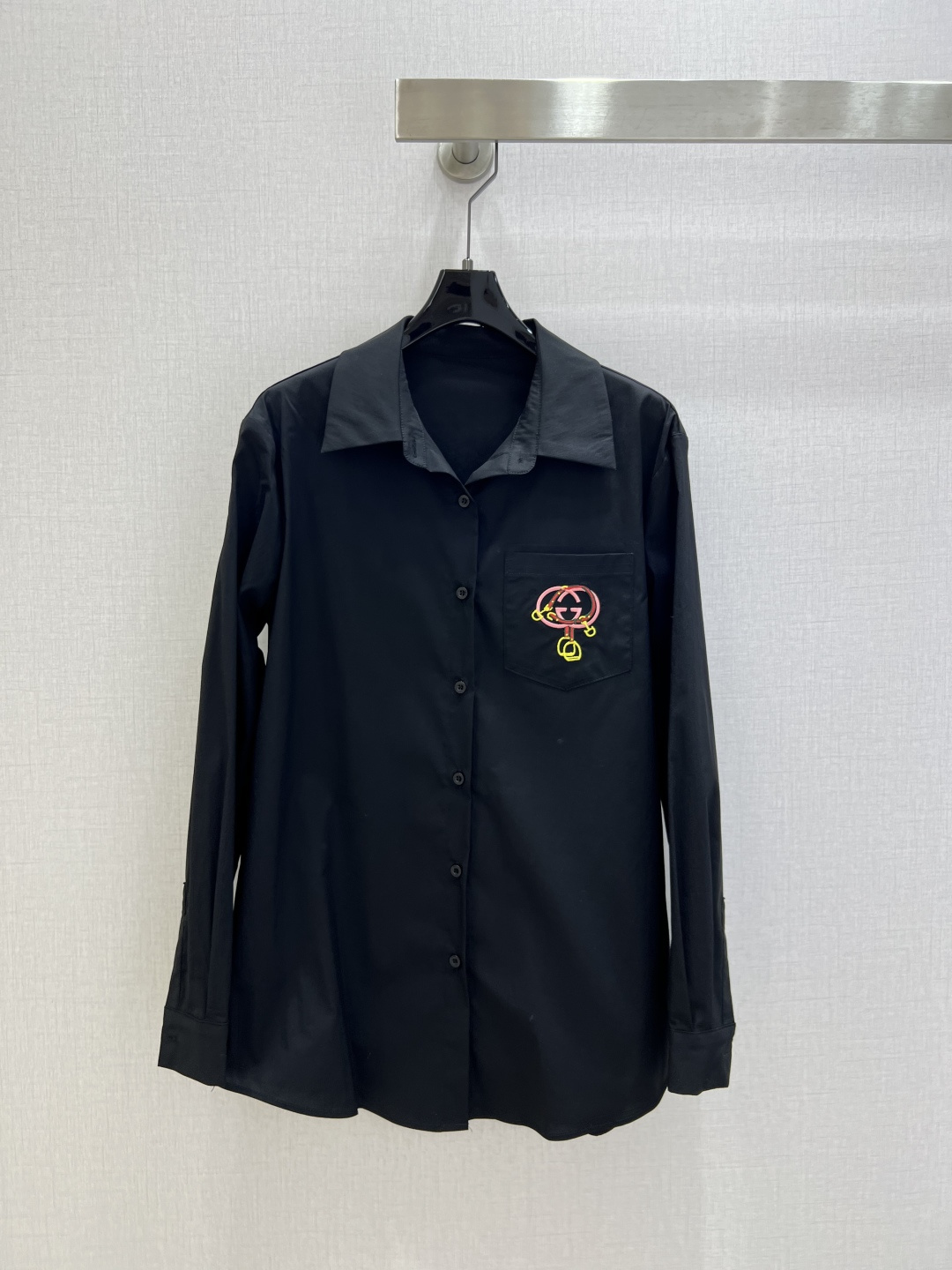 NO:737481,Highly recommended 26 early spring new style, long-sleeved shirt with pocket embroidery, double G red and green ribbon embroidered casual style shirt, youthful and beautiful, a must-have for fashionable women, two colors, SML code, high quality ABC, shirts,19860909强烈推荐 26早春新款 口袋刺绣长袖衬衫 双G红绿织带刺绣休闲风衬衫 青春靓丽 时尚女人必入 两个色 SML码 高品质ABC,,shirts,,Women's clothing