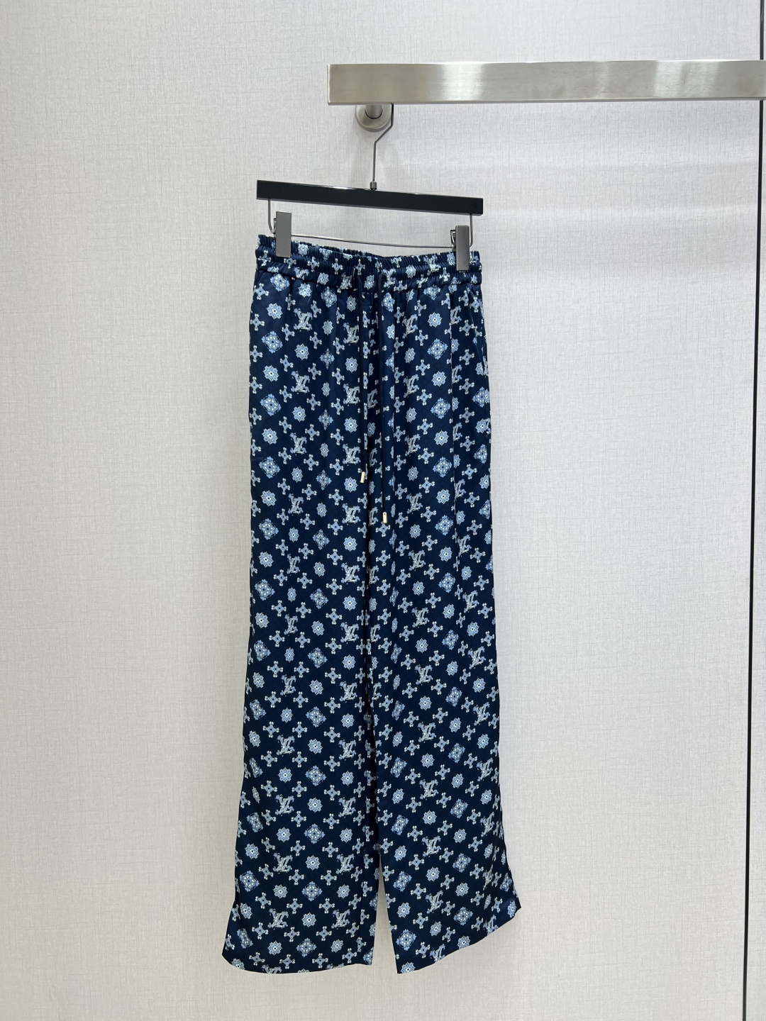NO:737475,Highly recommended for the early spring of 26. Presbyopic drawstring straight trousers. Permeable printing. The upper body is full of fashion and high-end. The giant pull style has its own aura. Ultra-light fabric. The texture is very nice. Fashionable and advanced. The color is super positive. The upper body looks white and slim. A classic series with its own beauty. You can walk with wind and the upper body has full aura. The length is just right. One color SML code. High quality ABC,,19860909强烈推荐 26早春新款 老花抽绳直筒长裤 渗透印花 上身就是满满的时髦高级感 巨拉风 自带气场 超轻薄面料 质感很奈斯 时髦又高级 颜色超级正 上身显白又显瘦 自带美感的经典系列 走路都带风上身气场全开 长度恰到好处 一个色 SML码 高品质ABC,,,Women's clothing