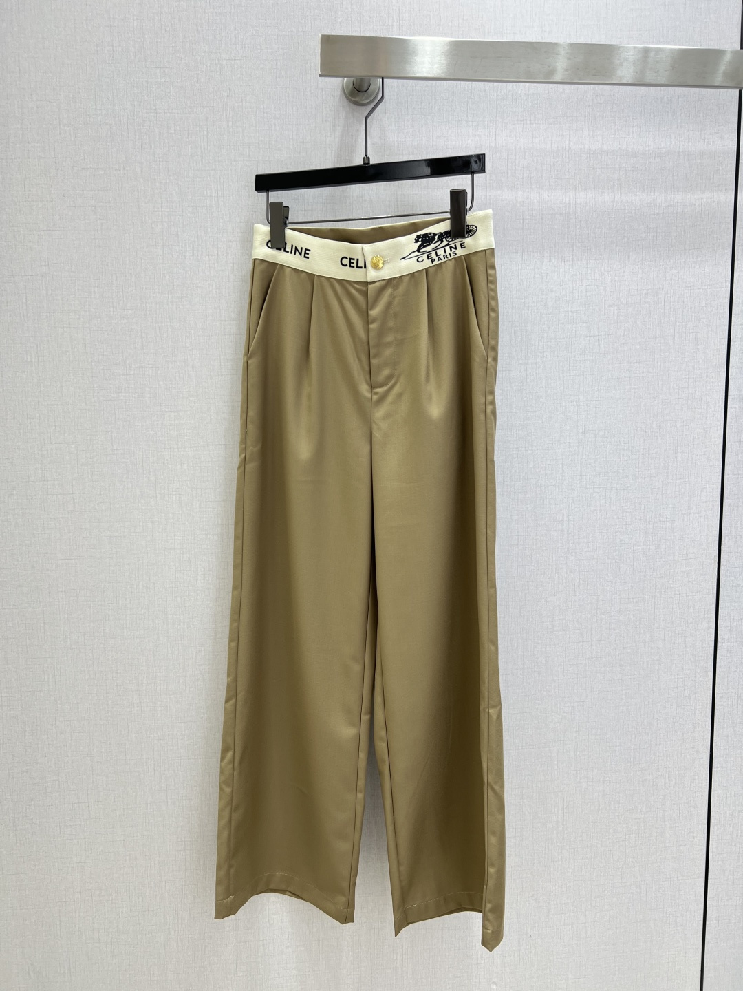 NO:737736,Highly recommended for the early spring of 26, the new color block letter Western straight trousers. The shape is super good-looking, comfortable and tolerant, and does not choose the body shape to increase the proportion of the body. She is a goddess of temperament, the upper body is super slim and easy to control, the fabric is draped and textured, breathable and comfortable, two colors SML code, high quality ABC,,19860909强烈推荐 26早春新款 拼色字母西直筒长裤 版型超好看 舒适包容 不挑身形拉高身材比例 气质女神,上身超级显瘦轻松驾驭, 面料垂坠有质感 透气舒适 两个色 SML码 高品质ABC,,,Women's clothing