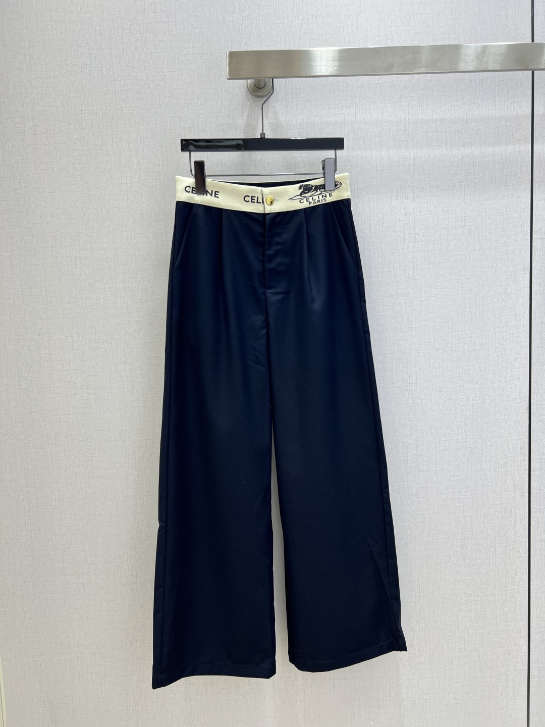 NO:737742,Highly recommended for the early spring of 26, the new color block letter Western straight trousers. The shape is super good-looking, comfortable and tolerant, and does not choose the body shape to increase the proportion of the body. She is a goddess of temperament, the upper body is super slim and easy to control, the fabric is draped and textured, breathable and comfortable, two colors SML code, high quality ABC,,19860909强烈推荐 26早春新款 拼色字母西直筒长裤 版型超好看 舒适包容 不挑身形拉高身材比例 气质女神,上身超级显瘦轻松驾驭, 面料垂坠有质感 透气舒适 两个色 SML码 高品质ABC,,,Women's clothing