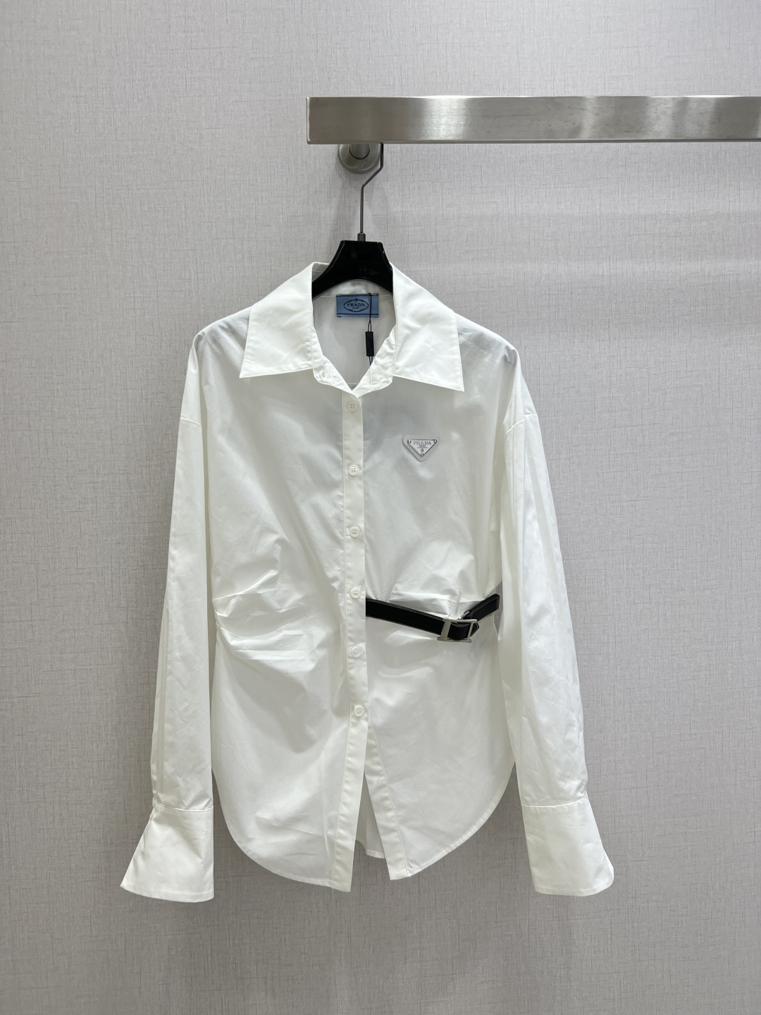 NO:737489,Highly recommended 26 early spring new style logo waist leather button shirt. Fashionable design. Waist leather buckle is very slim. Versatile and fashionable. One color. SML code. High quality ABC, shirts,19860909强烈推荐 26早春新款 徽标收腰皮扣衬衫 时髦设计感收腰皮扣很显收腰感,百搭时尚大方,一个色 SML码 高品质ABC,,shirts,,Women's clothing