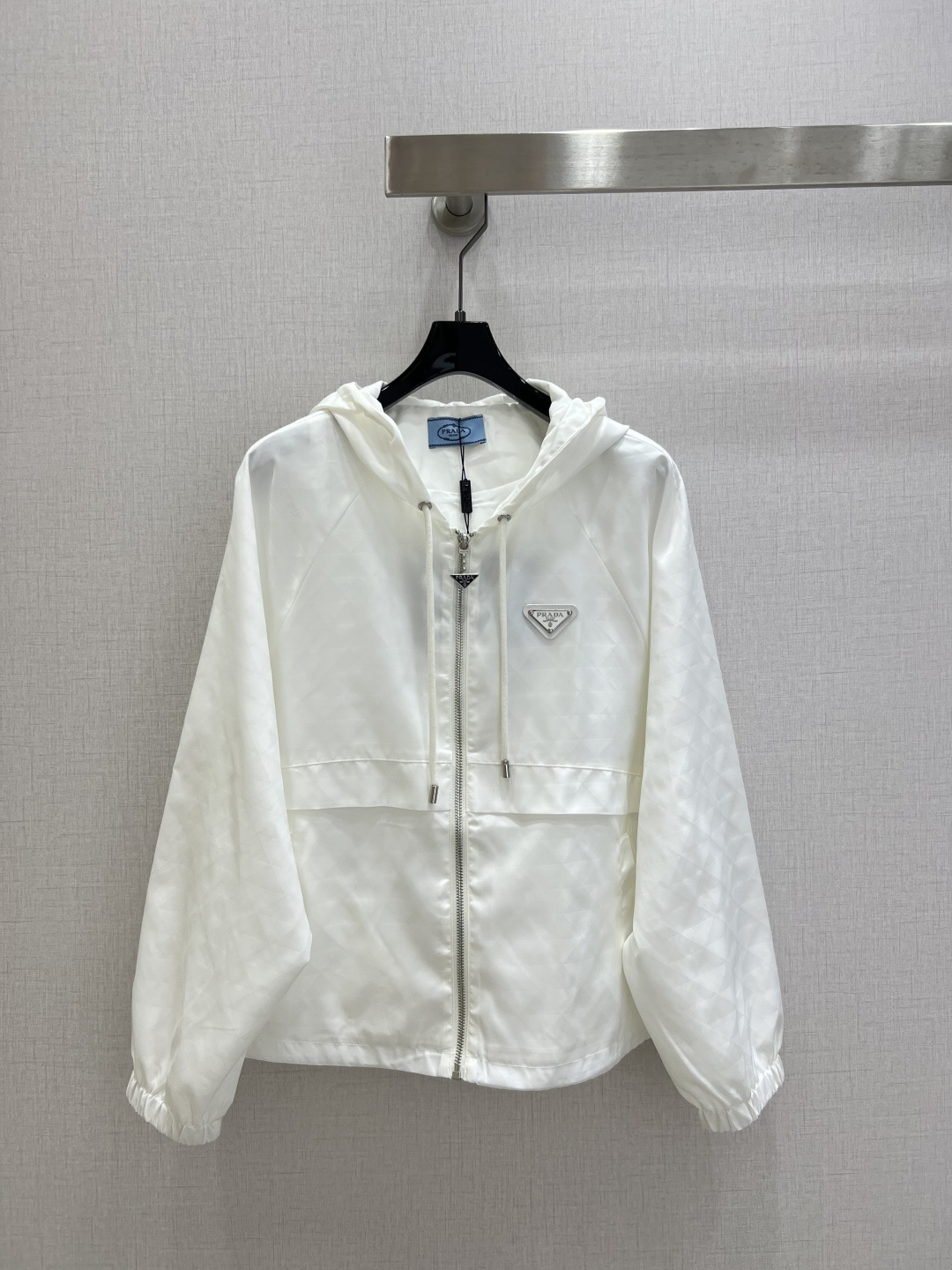 NO:737464,Highly recommended 26 early spring new hooded logo jacket. This sporty high-quality short jacket exudes classic charm. The triangular logo on the chest and hood design give it a versatile design and personality. Two colors SML code. High-quality ABC,,jackets & coats,jackets & coats,hats,19860909强烈推荐 26早春新款 连帽徽标夹克外套,这款运动风高品质感短夹克散发经典魅力,胸前三角标,风帽设计,赋予百搭设计个性风采.两个色 SML码 高品质ABC,,jackets & coats,jackets & coats,hats,,Women's clothing