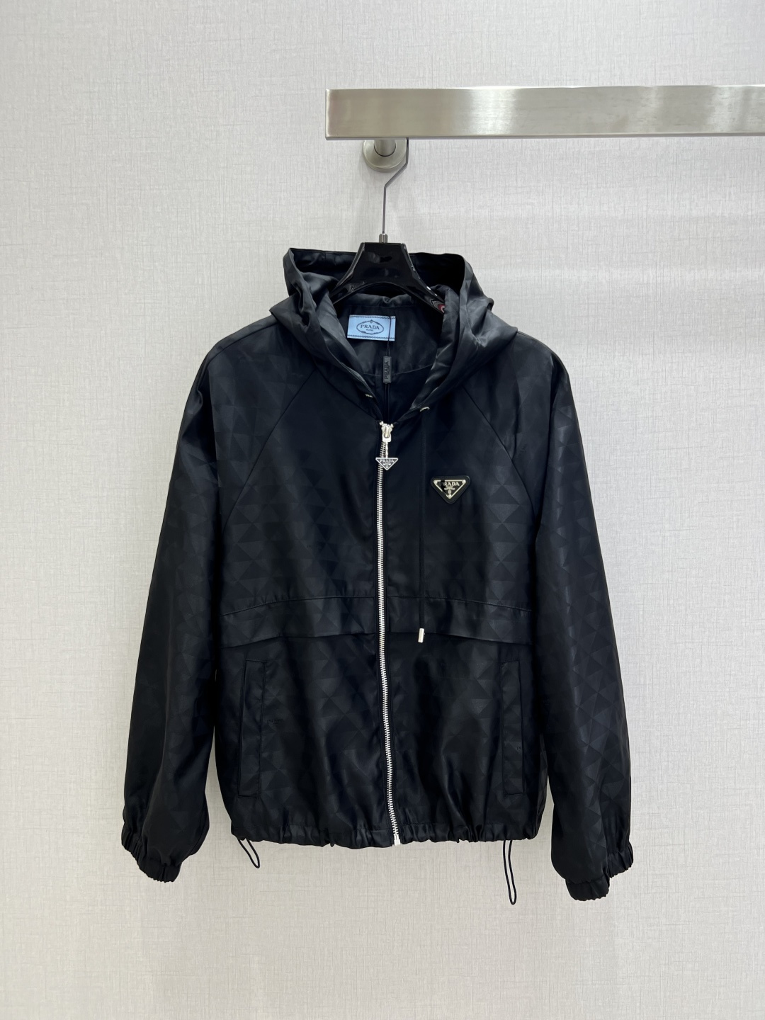 NO:737485,Highly recommended 26 early spring new hooded logo jacket. This sporty high-quality short jacket exudes classic charm. The triangular logo on the chest and hood design give it a versatile design and personality. Two colors SML code. High-quality ABC,,jackets & coats,jackets & coats,hats,19860909强烈推荐 26早春新款 连帽徽标夹克外套,这款运动风高品质感短夹克散发经典魅力,胸前三角标,风帽设计,赋予百搭设计个性风采.两个色 SML码 高品质ABC,,jackets & coats,jackets & coats,hats,,Women's clothing