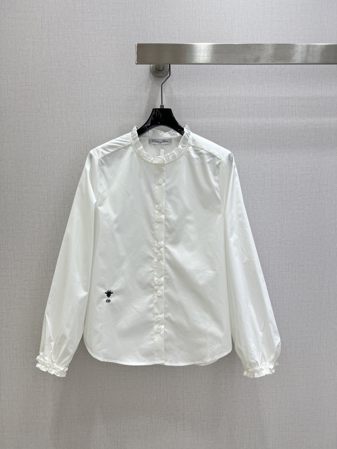 NO:737493,Highly recommended for early spring 26. Printed lace button-down shirt. The round neck and cuff lace design is elegant and elegant. The bee pattern is embroidered on the side waist. The apricot color is decorated with the Dior Barocco pattern. It is inspired by the featured theme of the series, highlighting flowers, butterflies and delicate vines. Two colors. SML code. High quality AB, dior, shirts,19860909强烈推荐 26早春新款 印花花边纽扣衬衫 圆领和袖口花边设计优雅大气,侧腰刺绣小蜜蜂图案,杏色饰以DiorBarocco图案,灵感源自该系列的特色主题,突显花朵、蝴蝶和精致藤蔓, 两个色 SML码 高品质AB,,dior,shirts,,Women's clothing