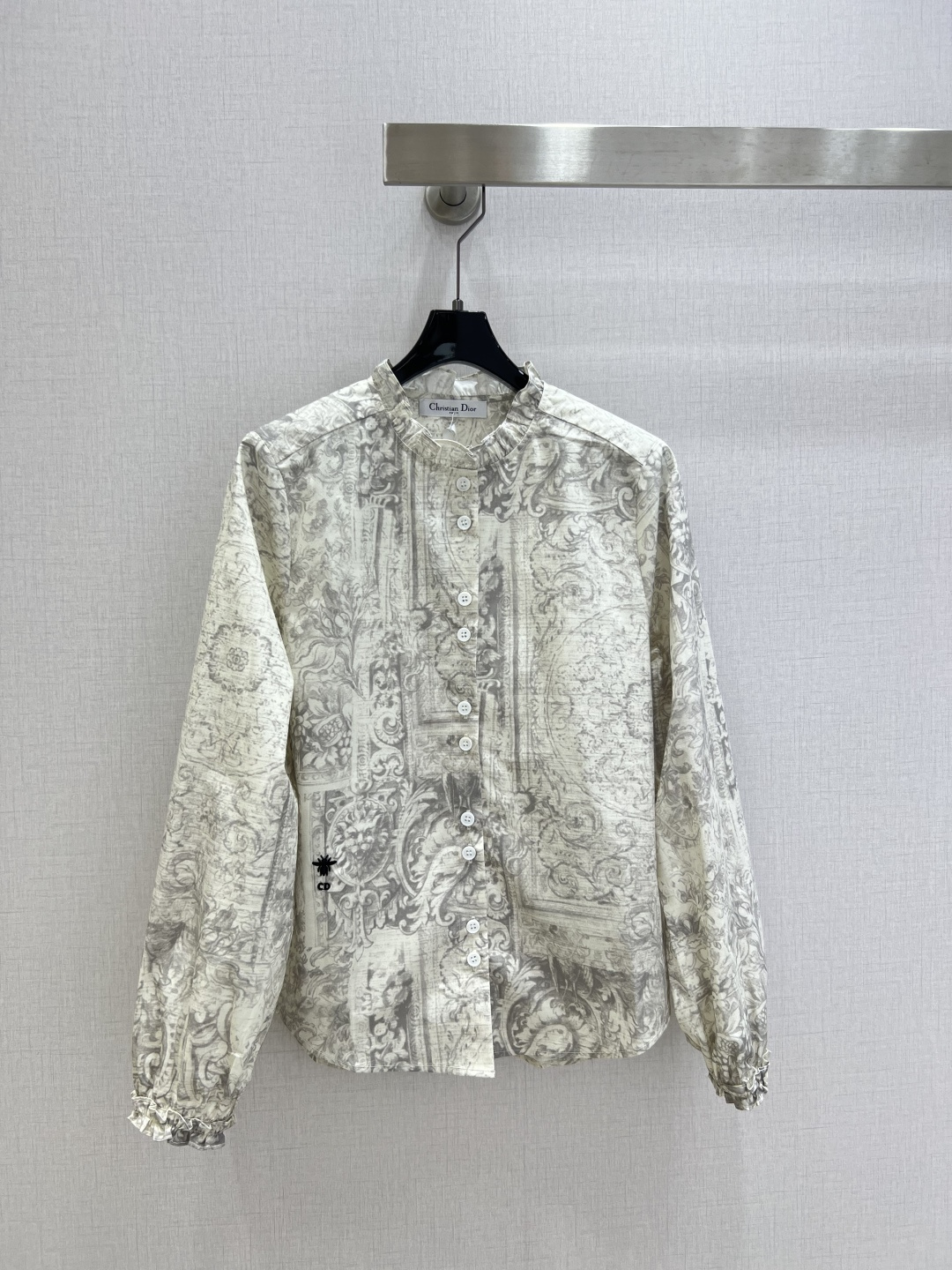 NO:737496,Highly recommended for early spring 26. Printed lace button-down shirt. The round neck and cuff lace design is elegant and elegant. The bee pattern is embroidered on the side waist. The apricot color is decorated with the Dior Barocco pattern. It is inspired by the featured theme of the series, highlighting flowers, butterflies and delicate vines. Two colors. SML code. High quality ABC, dior, shirts,19860909强烈推荐 26早春新款 印花花边纽扣衬衫 圆领和袖口花边设计优雅大气,侧腰刺绣小蜜蜂图案,杏色饰以DiorBarocco图案,灵感源自该系列的特色主题,突显花朵、蝴蝶和精致藤蔓,两个色 SML码 高品质ABC,,dior,shirts,,Women's clothing