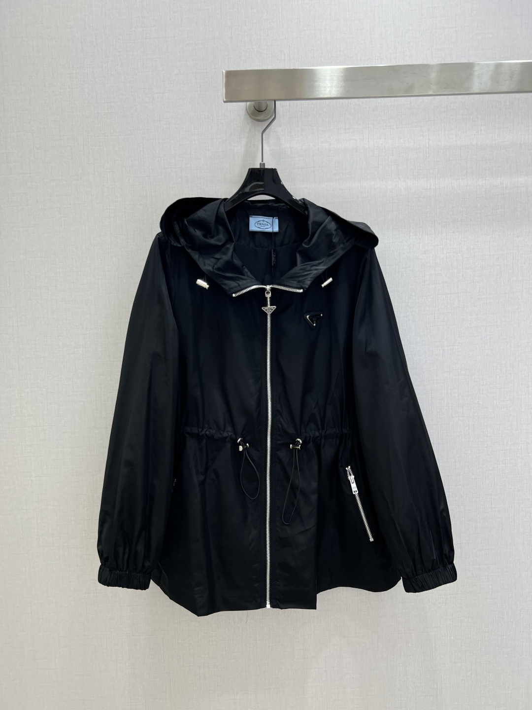 NO:737460,Highly recommended 26 early spring new style hooded waist windbreaker jacket, tailor's classic triangle logo on the chest, drawstring waist design, side zipper pockets, two colors SML code, high quality ABC,, jackets & coats, hats,19860909强烈推荐 26早春新款 连帽收腰风衣外套、胸前裁缝经典三角标LOGO,采用抽绳式收腰设计,侧边拉链口袋,两个色 SML码 高品质ABC,,jackets & coats,hats,,Women's clothing