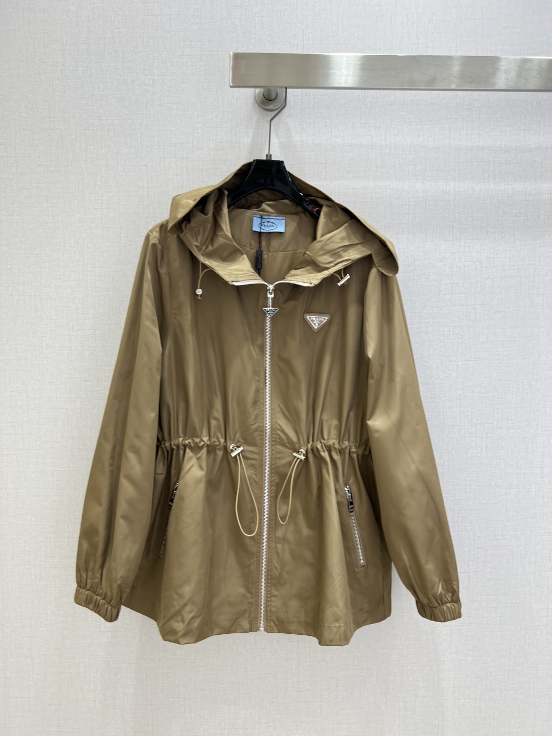 NO:737482,Highly recommended 26 early spring new style hooded waist windbreaker jacket, tailor's classic triangle logo on the chest, drawstring waist design, side zipper pockets, two colors SML code, high quality ABC,, jackets & coats, hats,19860909强烈推荐 26早春新款 连帽收腰风衣外套、胸前裁缝经典三角标LOGO,采用抽绳式收腰设计,侧边拉链口袋,两个色 SML码 高品质ABC,,jackets & coats,hats,,Women's clothing