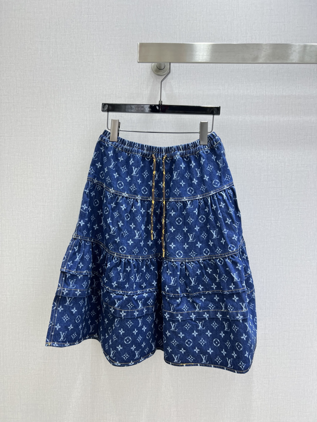 NO:737474,Highly recommended 26 early spring new style Presbyopia denim cake long skirt Presbyopia jacquard dark and light denim blue fabric Drawstring waistband with adjustable elasticity Multi-layered ruffles add a girly feel One color SML code High quality ABC,,skirts,19860909强烈推荐 26早春新款 老花牛仔蛋糕长半裙 老花提花深浅牛仔蓝面料 抽绳腰头可调节松紧 多层荷叶边增添少女感 一个色 SML码 高品质ABC,,skirts,,Women's clothing