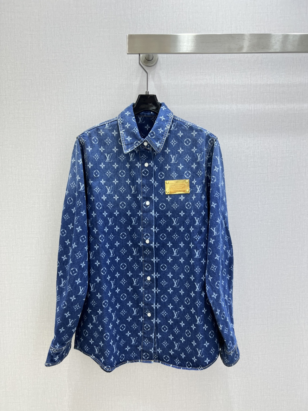 NO:737465,Highly recommended for the early spring of 26. Presbyopic gold medal denim long-sleeved shirt. Loose Oversize shirt-style jacket. Dropped shoulder design is not flattering on the figure. Presbyopic jacquard shades of denim blue fabric. Chest metal nameplate decoration. Single row of metal snaps running through the placket, neat and exquisite. One color SML code. High quality ABC, versace, jackets & coats, shirts,19860909强烈推荐 26早春新款 老花金牌牛仔长袖衬衫 宽松Oversize衬衫式外套 落肩设计不挑身材 老花提花深浅牛仔蓝面料 胸口金属铭牌装饰 单排金属按扣贯穿门襟,利落又精致 一个色 SML码 高品质ABC,,versace,jackets & coats,shirts,,Women's clothing