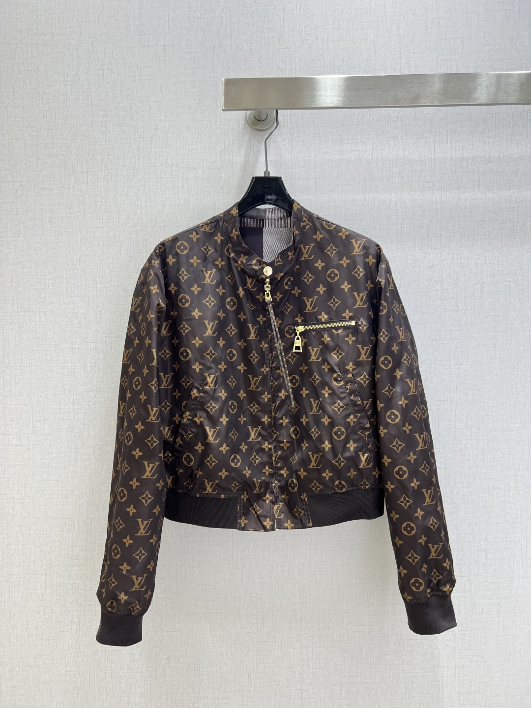 NO:737463,Highly recommended for the early spring of 26. Double-sided printed jacket. Classic old flower all over print. Stand-up collar + zipper placket. Gold hardware hidden in the chest zipper pocket. Short cut to show height. Checkerboard splicing pattern embossed. Checkered patterns of different textures. The same color zipper and hardware echo. Double-sided design is equivalent to having two coats. Two colors SML code. High quality ABC,,jackets & coats,jackets & coats,19860909强烈推荐 26早春新款 双面穿印花夹克外套 经典老花满印 立领+拉链门襟 胸口拉链口袋暗藏金色五金 短款剪裁利落显高 棋盘格拼接图案压花 不同纹理的格纹错落有致 同色系拉链与五金呼应 双面设计等于拥有两件外套 两个色 SML码 高品质ABC,,jackets & coats,jackets & coats,,Women's clothing