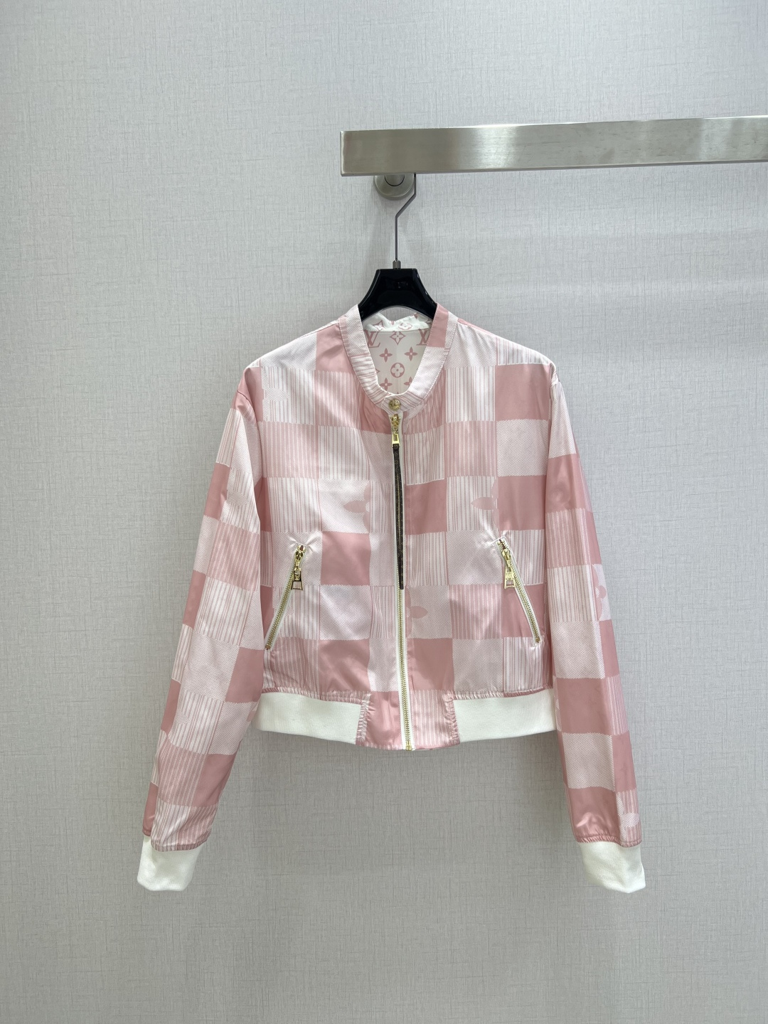 NO:737470,Highly recommended for the early spring of 26. Double-sided printed jacket. Classic old flower all over print. Stand-up collar + zipper placket. Gold hardware hidden in the chest zipper pocket. Short cut to show height. Checkerboard splicing pattern embossed. Checkered patterns of different textures. The same color zipper and hardware echo. Double-sided design is equivalent to having two coats. Two colors SML code. High quality ABC,,jackets & coats,jackets & coats,19860909强烈推荐 26早春新款 双面穿印花夹克外套 经典老花满印 立领+拉链门襟 胸口拉链口袋暗藏金色五金 短款剪裁利落显高 棋盘格拼接图案压花 不同纹理的格纹错落有致 同色系拉链与五金呼应 双面设计等于拥有两件外套 两个色 SML码 高品质ABC,,jackets & coats,jackets & coats,,Women's clothing