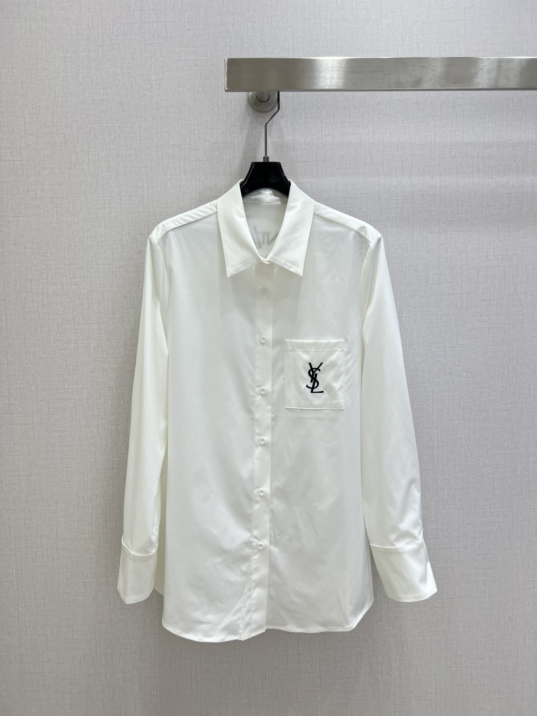 NO:737480,Highly recommended 26 early spring new model, long-sleeved shirt with pocket embroidery, classic lapel, embroidered YSL letters on the pocket, black and white match well, two colors SML code, high quality ABC, saint laurent, shirts,19860909强烈推荐 26早春新款 口袋刺绣长袖衬衫 经典翻领 口袋YSL字母绣花装饰 黑白色超好搭配 两个色 SML码 高品质ABC,,saint laurent,shirts,,Women's clothing