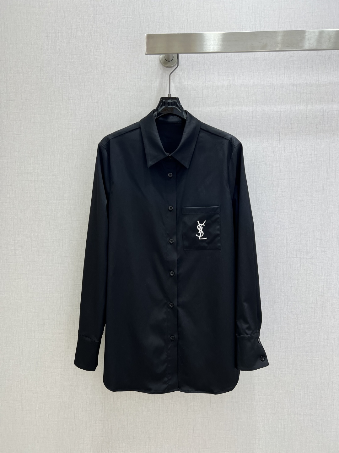 NO:737459,Highly recommended 26 early spring new model, long-sleeved shirt with pocket embroidery, classic lapel, embroidered YSL letters on the pocket, black and white match well, two colors SML code, high quality ABC, saint laurent, shirts,19860909强烈推荐 26早春新款 口袋刺绣长袖衬衫 经典翻领 口袋YSL字母绣花装饰 黑白色超好搭配 两个色 SML码 高品质ABC,,saint laurent,shirts,,Women's clothing