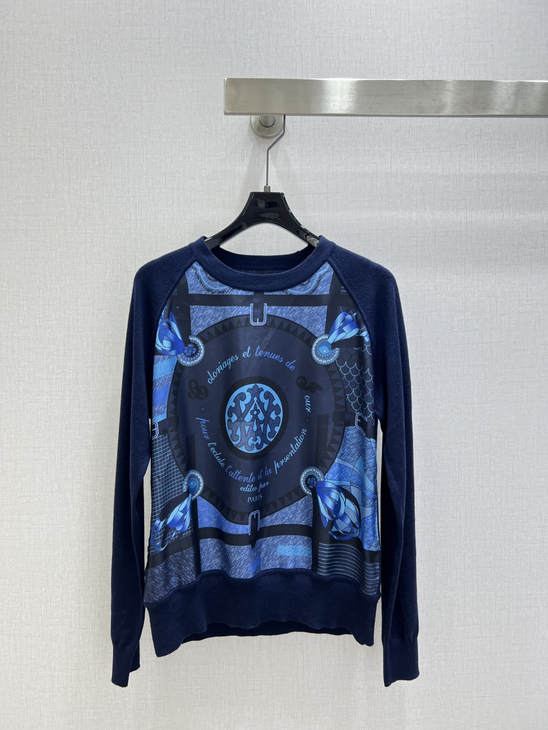 NO:739632,Highly recommended 26 early spring new silk printed long-sleeved top, the same style as the counter. The front panel is 19mm silk twill with positioning printing, and the knitted yarn on the back is silk wool blend. It is comfortable and skin-friendly to wear. It is comfortable and skin-friendly to wear next to the body. Special hand-made sewing plate technology, all seams are exquisite round and hemmed. Made with the same counter, very high-grade. Round neck drop shoulder pullover style, versatile and not flattering. Two colors  SMLXLXXL code high quality ABC, real silk,19860909强烈推荐 26早春新款 真丝印花长袖上衣 专柜同款.前幅19姆米真丝斜纹绸定位印花,后片针织纱线为真丝羊毛混纺,贴身穿着舒适亲肤.贴身穿着舒适,亲肤.特制的手工缝盘工艺,全件接缝都是精致的圆同包边.同专柜做工,很上档次.圆领落肩套头款式,百搭不挑身 两个色 SMLXLXXL码 高品质ABC,,real silk,,Women's clothing