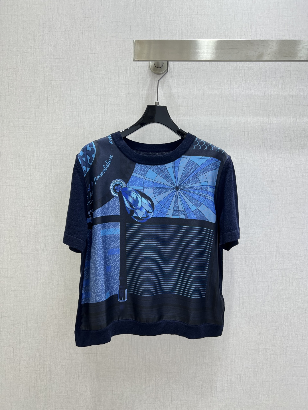 NO:739635,Highly recommended 26 early spring new style silk printed short-sleeved top with classic H official website square scarf pattern. The front piece is 19mm silk twill with positioning print, and the knitted material of the back sleeves is 85-grade fine mulberry silk and Tencel cotton blend. It is comfortable and cool to wear close to the body. The side seams are specially made with hand-stitched plate technology, and all seams are exquisite round and hemmed. Made in the same store, very high-end. Round neck pullover, versatile and not flattering. Three colors  SMLXLXXL code high quality ABC, T-shirt, real silk,19860909强烈推荐 26早春新款 真丝印花短袖上衣 经典H官网方巾图案.前片是19姆米真丝斜纹绸定位印花,后片袖子针织材质为85支级细桑蚕丝加天丝棉混纺.贴身穿着舒适,凉爽.侧缝特制的手工缝盘工艺,全件接缝都是精致的圆同包边.同专柜做工,很上档次.圆领套头,百搭不挑身 三个色 SMLXLXXL码 高品质ABC,,T-shirt,real silk,,Women's clothing