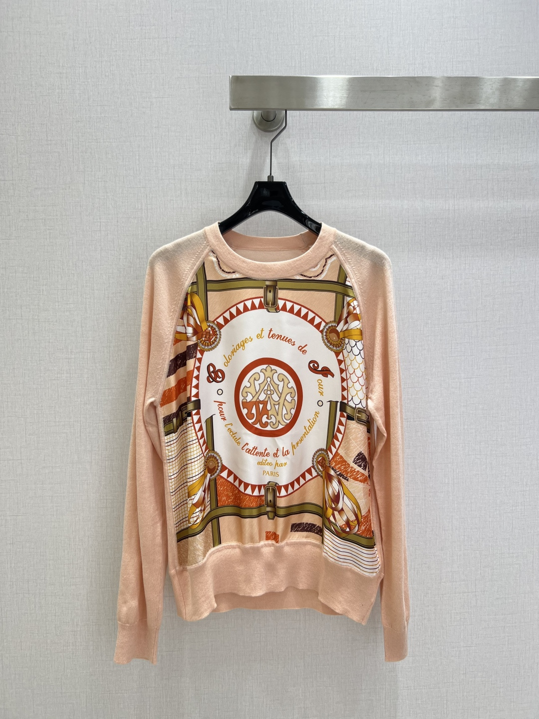 NO:739641,Highly recommended 26 early spring new silk printed long-sleeved top, the same style as the counter. The front panel is 19mm silk twill with positioning printing, and the knitted yarn on the back is silk wool blend. It is comfortable and skin-friendly to wear. It is comfortable and skin-friendly to wear next to the body. Special hand-made sewing plate technology, all seams are exquisite round and hemmed. Made with the same counter, very high-grade. Round neck drop shoulder pullover style, versatile and not flattering. Two colors  SMLXLXXL code high quality ABC, real silk,19860909强烈推荐 26早春新款 真丝印花长袖上衣 专柜同款.前幅19姆米真丝斜纹绸定位印花,后片针织纱线为真丝羊毛混纺,贴身穿着舒适亲肤.贴身穿着舒适,亲肤.特制的手工缝盘工艺,全件接缝都是精致的圆同包边.同专柜做工,很上档次.圆领落肩套头款式,百搭不挑身 两个色 SMLXLXXL码 高品质ABC,,real silk,,Women's clothing