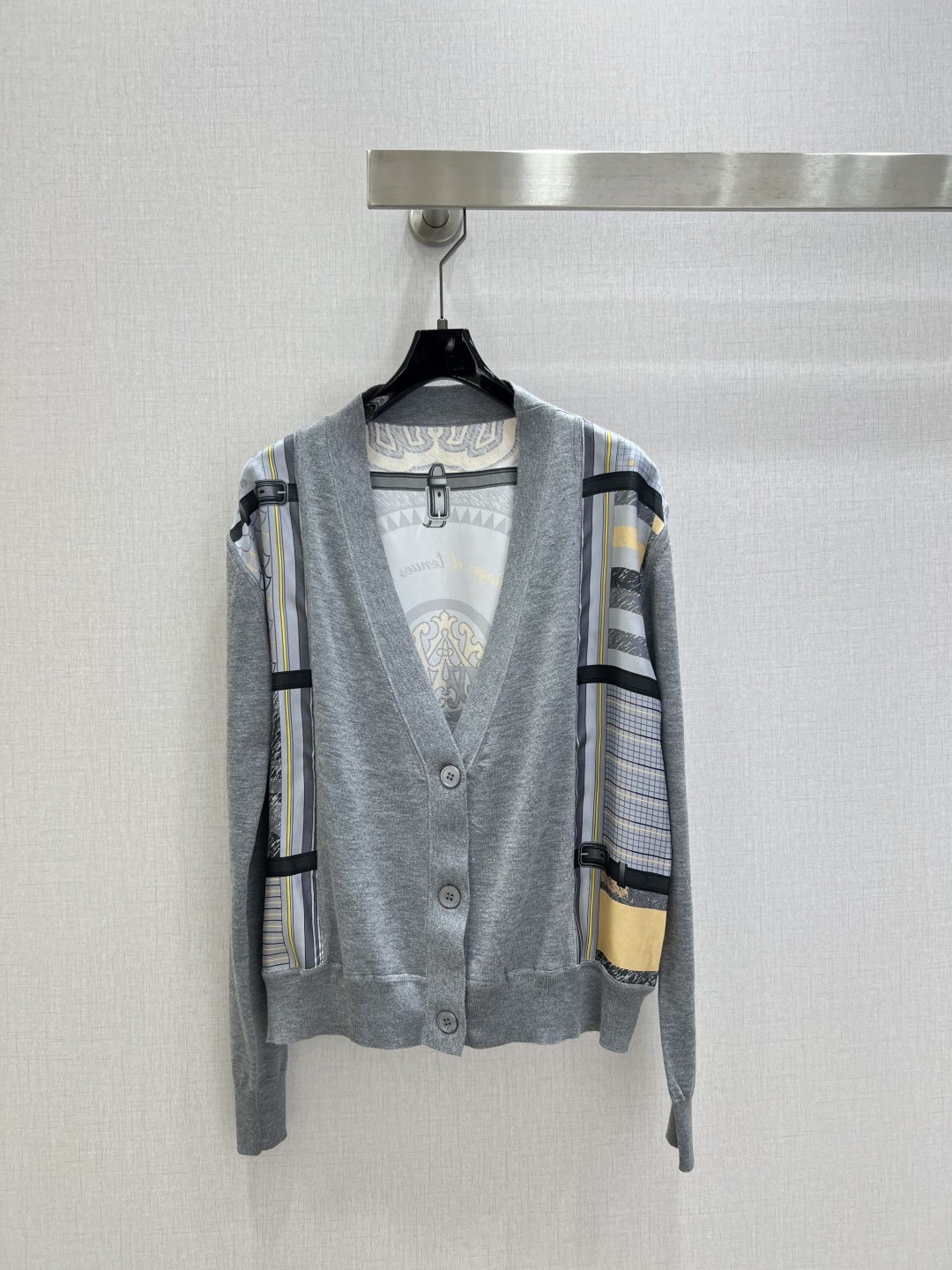 NO:739648,Highly recommended 26 early spring new silk printed cardigan jacket, the same style as the counter. The back piece is 19mm silk twill with positioning printing, and the knitted yarn in the front piece is silk wool blend, which is comfortable and skin-friendly when worn close to the body.  High quality ABC,,jackets & coats,real silk,19860909强烈推荐 26早春新款 真丝印花开衫外套 专柜同款.后片19姆米真丝斜纹绸定位印花,前片针织纱线为真丝羊毛混纺,贴身穿着舒适亲肤.贴身穿着舒适,亲肤.特制的手工缝盘工艺,全件接缝都是精致的圆同包边.同专柜做工,很上档次.V领开衫款式,百搭不挑身 两个色 SMLXL码 高品质ABC,,jackets & coats,real silk,,Women's clothing