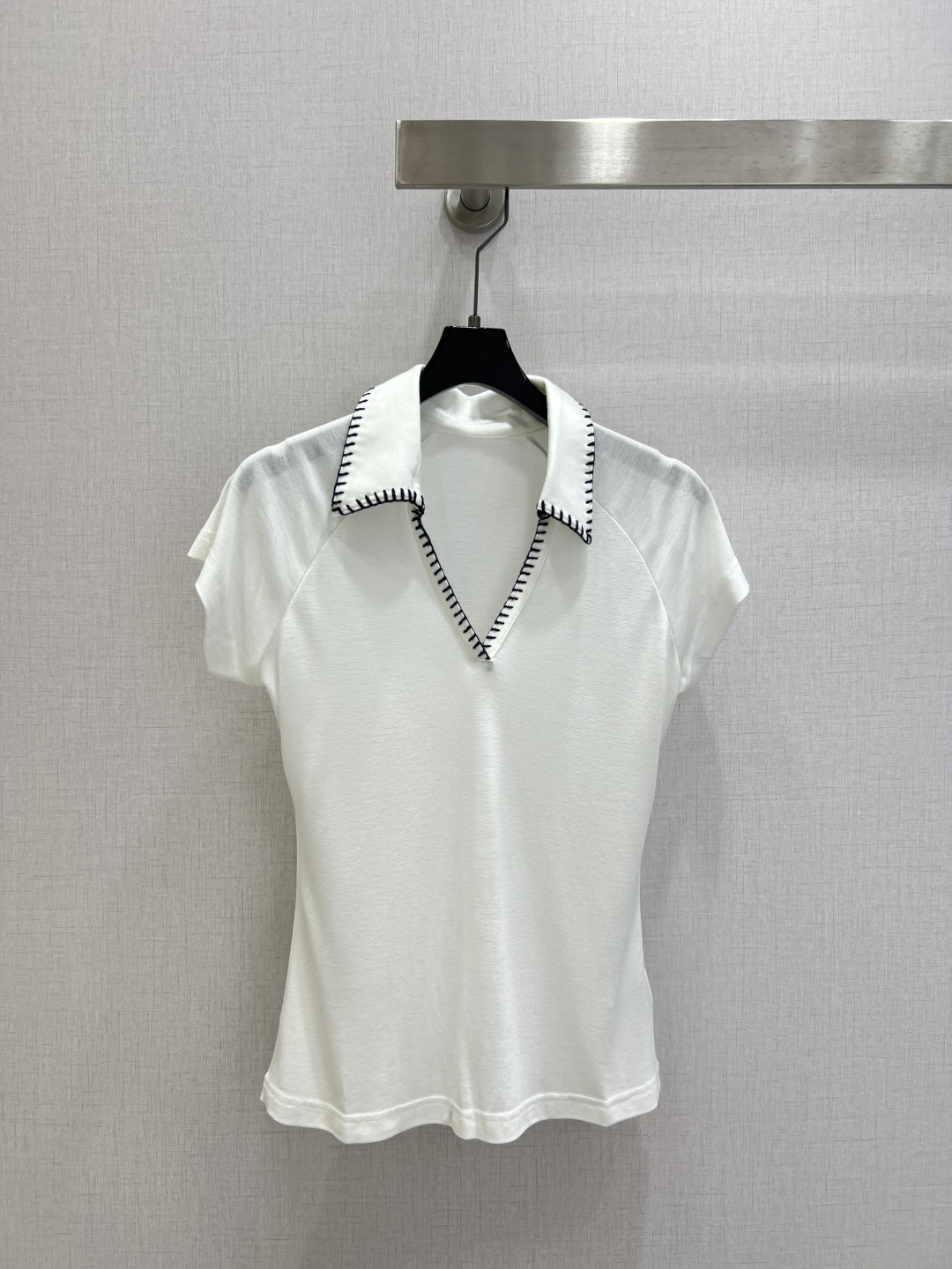 NO:739640,Highly recommended 2026 new French contrasting short-sleeved top with black and white striped neckline, simple and detailed. Lightweight and breathable fabric, super comfortable to wear in summer, whitening and slimming, modifying the body shape, easily creating an elegant and casual style. Small fragrance design, easy to control for commuting, daily life, and parties, and looks great with jeans or skirts!  Two colors SML code high quality ABC,,skirts,jeans,T-shirt,19860909强烈推荐 2026新款 法式撞色短袖上衣 黑白条纹领口,简约又有细节感.轻薄透气面料,夏天穿超舒服,显白显瘦,修饰身形,轻松打造优雅休闲风.小香风设计,通勤、日常、聚会都能轻松驾驭,搭配牛仔裤或半身裙都很出彩哦！两个色 SML码 高品质ABC,,skirts,jeans,T-shirt,,Women's clothing