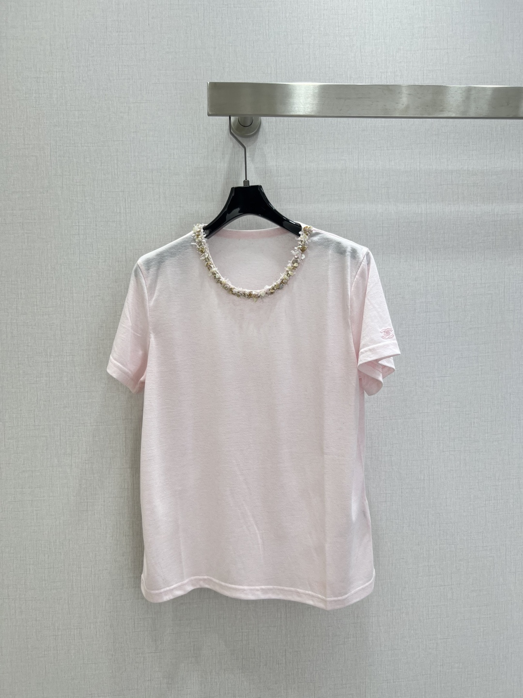 NO:739628,Highly recommended for the early spring of 2026. The small fragrant collared mother-of-pearl linen short-sleeved T-shirt is a single product with a gentle filter. It is a unique weaving element of Xiaoxiang family. The mother-of-pearl diamonds sewn in the webbing are exquisite and delicate details that cannot be hidden. It is very high-end. The linen-cotton blended fabric is soft and comfortable. The cherry blossom pink whitens and reduces age. The oatmeal color is versatile and the textured item comes in two colors. SML code  High quality ABC,,chanel,T-shirt,tees,t-shirt,19860909强烈推荐 2026早春新款 小香领贝母亚麻短袖T恤 自带温柔滤镜的一款单品,小香家独有的编织元素,织带里缝贝母碎钻是藏不住的精致小心机,非常高级.亚麻棉混纺的面料软乎乎的很舒服,樱花粉显白减龄,燕麦色气质百搭,质感单品 两个色 SML码 高品质ABC,,chanel,T-shirt,tees，t-shirt,,Women's clothing