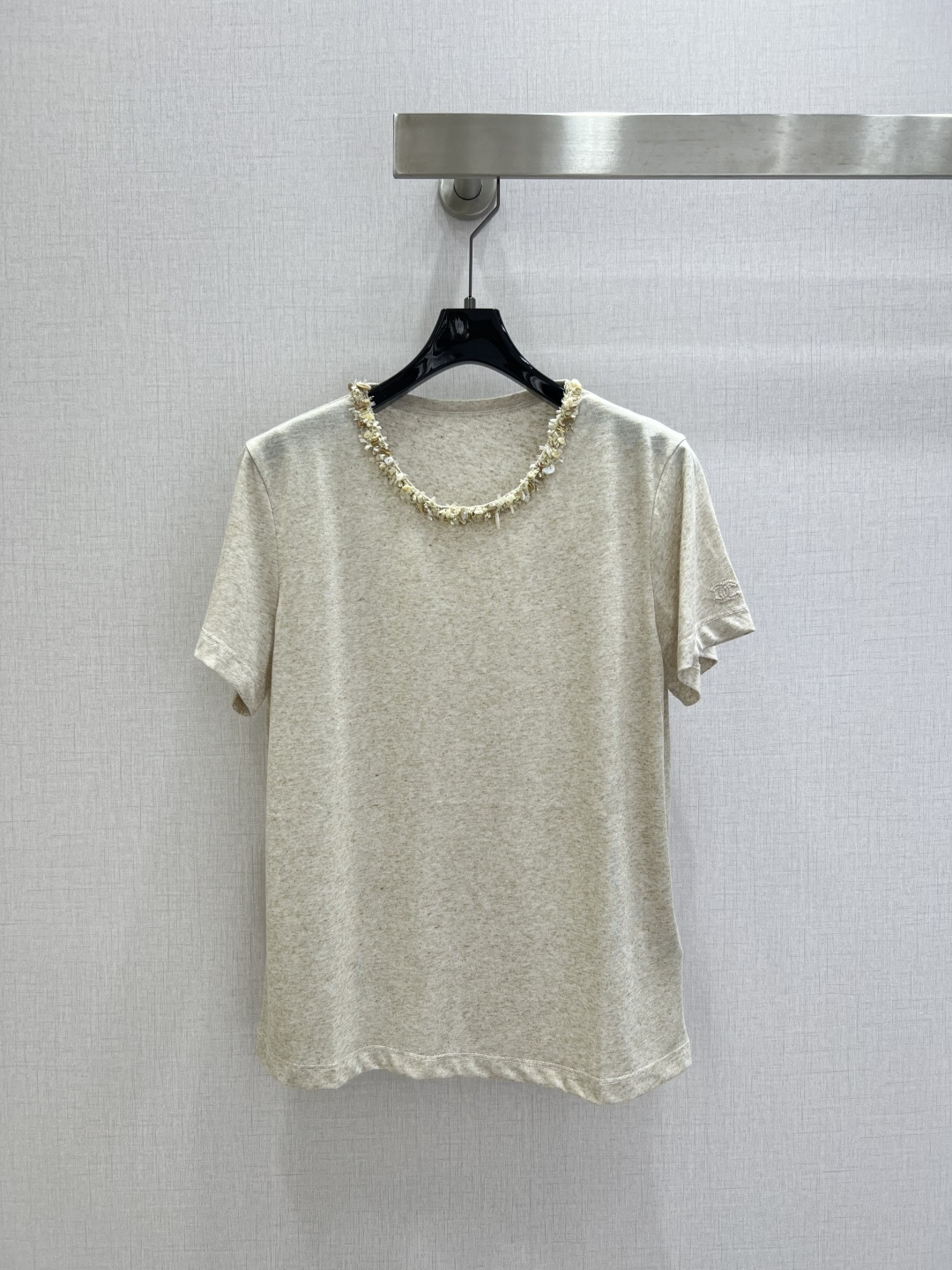 NO:739634,Highly recommended for the early spring of 2026. The small fragrant collared mother-of-pearl linen short-sleeved T-shirt is a single product with a gentle filter. It is a unique weaving element of Xiaoxiang family. The mother-of-pearl diamonds sewn in the webbing are exquisite and delicate details that cannot be hidden. It is very high-end. The linen-cotton blended fabric is soft and comfortable. The cherry blossom pink whitens and reduces age. The oatmeal color is versatile and the textured item comes in two colors. SML code  High quality ABC,,chanel,T-shirt,tees,t-shirt,19860909强烈推荐 2026早春新款 小香领贝母亚麻短袖T恤 自带温柔滤镜的一款单品,小香家独有的编织元素,织带里缝贝母碎钻是藏不住的精致小心机,非常高级.亚麻棉混纺的面料软乎乎的很舒服,樱花粉显白减龄,燕麦色气质百搭,质感单品 两个色 SML码 高品质ABC,,chanel,T-shirt,tees，t-shirt,,Women's clothing