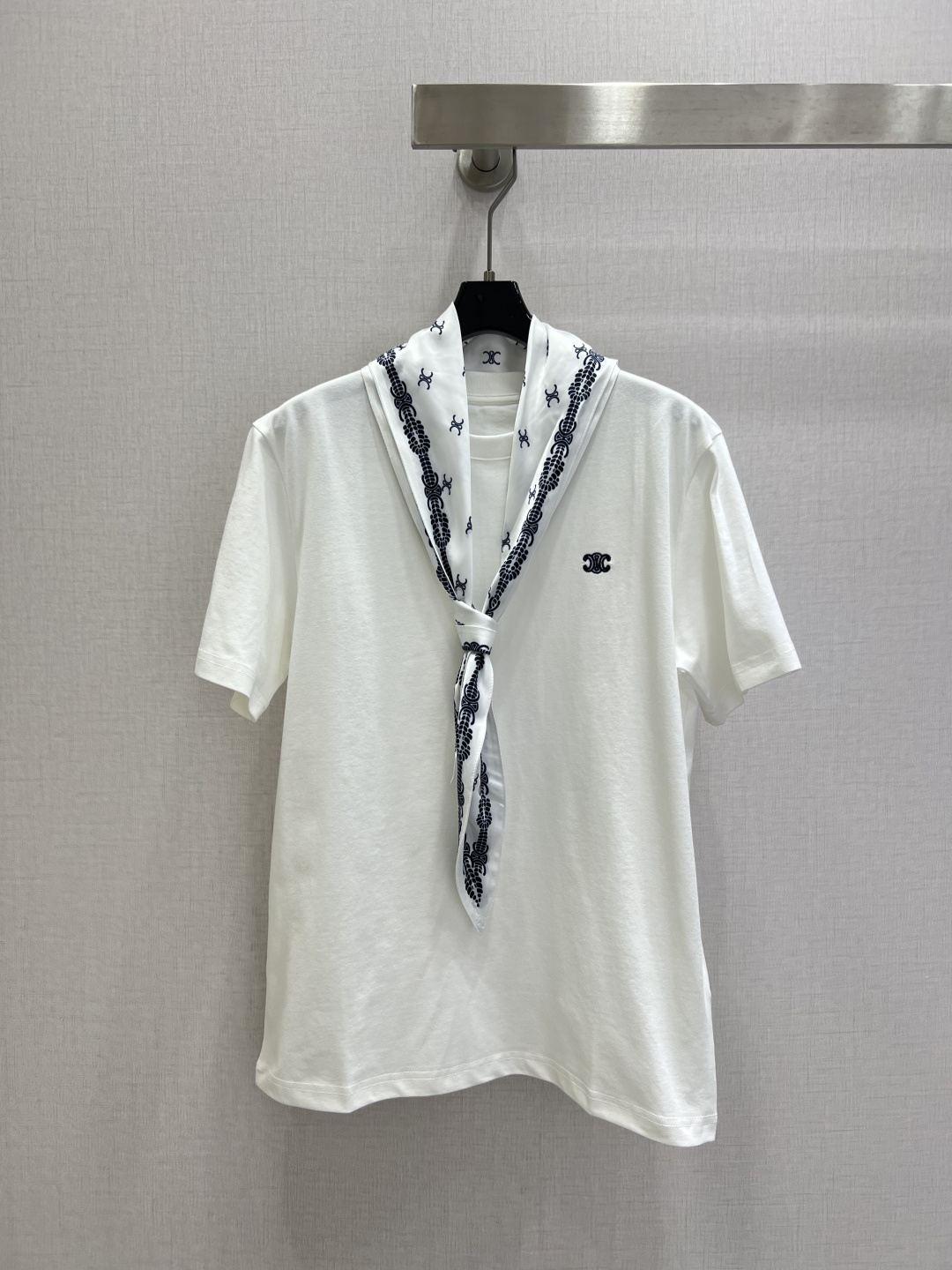 NO:739643,Highly recommended 2026 early spring new silk scarf short-sleeved T-shirt, classic round neck design, super recognizable logo on the left chest, cotton fabric is comfortable and breathable, a must-have for daily leisure!  Pair it with a printed silk scarf, which is simple and detailed. The silk scarf can be used as a scarf or decoration, which can easily improve the level of dressing. It can be easily used for commuting, street, and leisure. It has a perfect sense of fashion. Two colors SML code. High quality ABC, T-shirt, tees, t-shirt,19860909强烈推荐 2026早春新款 丝巾短袖T恤 经典圆领设计,左胸Logo超有辨识度,棉质面料穿着舒适透气,日常休闲必备！搭配印花丝巾,简约又有细节感.丝巾可做领巾或装饰,轻松提升穿搭层次,通勤、街头、休闲都能轻松驾驭,时尚感满分 两个色 SML码 高品质ABC,,T-shirt,tees，t-shirt,,Women's clothing