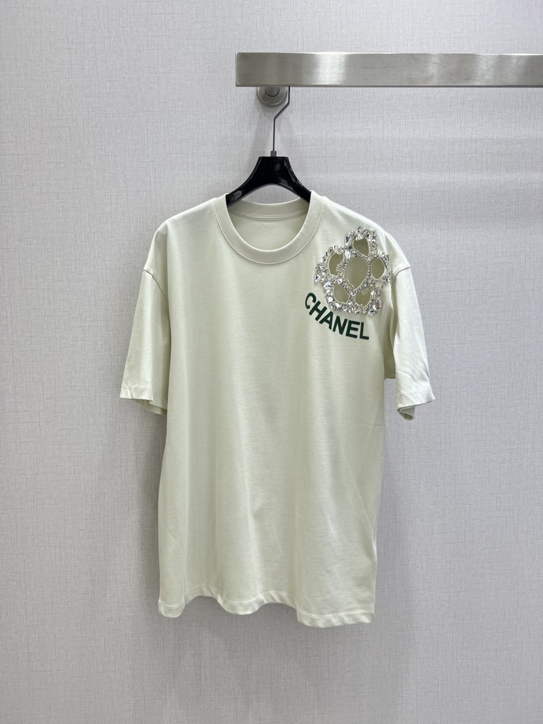NO:739646,Highly recommended 2026 early spring new style rhinestone flower short-sleeved T-shirt, classic flower pattern + green 'CHANEL' word on the chest, highly recognizable and high-quality cotton material, comfortable and breathable to wear, easy to control in daily life or light luxury occasions. The rhinestones sparkle under the light, perfect for fashion!  It looks great with jeans or skirts, and you can easily create a simple and high-end style ~ two colors SML code, high quality ABC, chanel, skirts, jeans, T-shirt, tees, t-shirt,19860909强烈推荐 2026早春新款 水钻花朵短袖T恤,胸前经典花朵图案+绿色“CHANEL”字样,辨识度超高高品质棉料,穿着舒适透气,日常或轻奢场合都能轻松驾驭.水钻在光线下超闪,时髦感满分！搭配牛仔裤或半裙都很出彩,轻松打造简约高级风～两个色 SML码 高品质ABC,,chanel,skirts,jeans,T-shirt,tees，t-shirt,,Women's clothing
