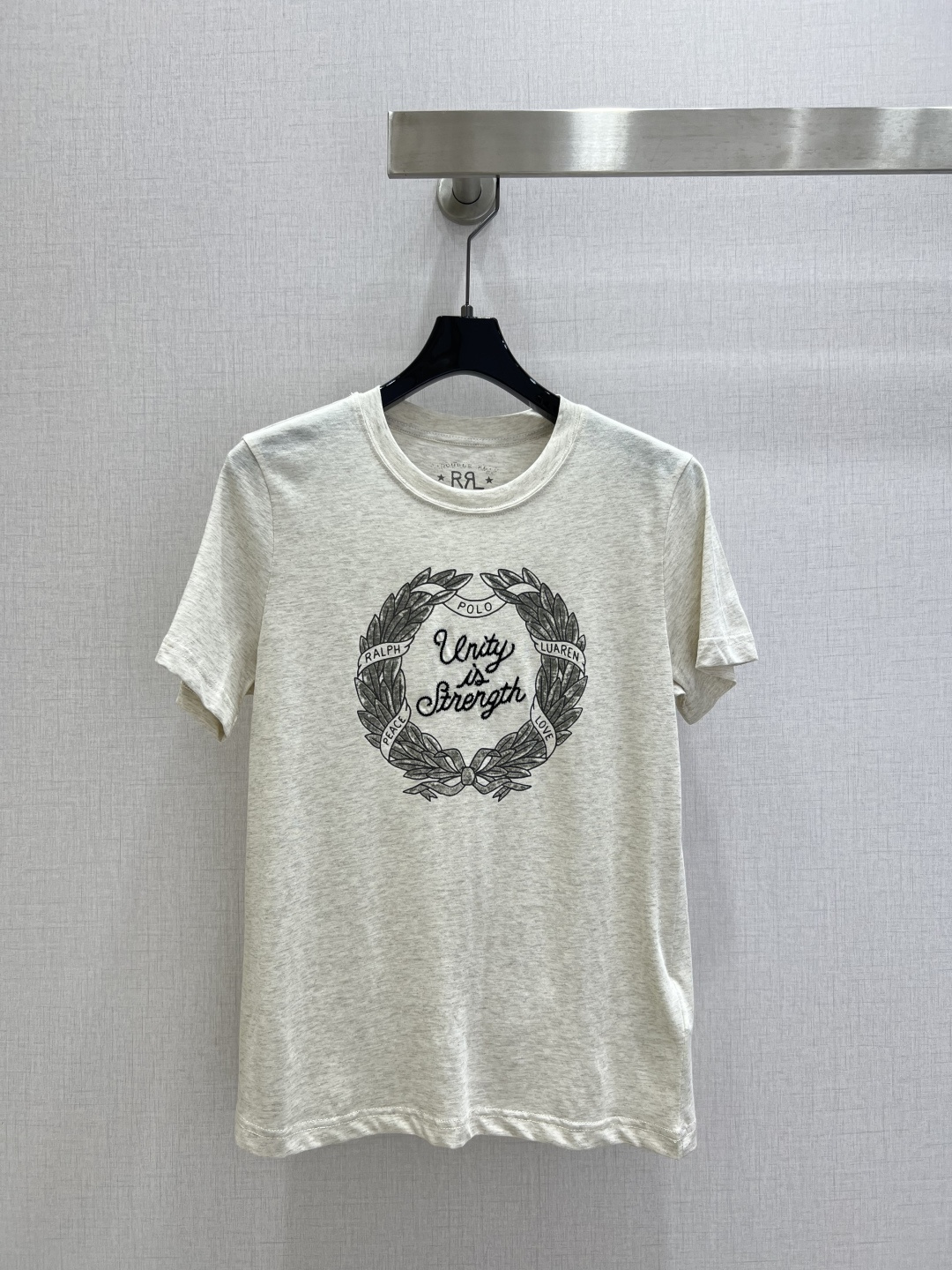 NO:739652,Highly recommended 26 early spring new style printed short-sleeved T-shirt, made of soft and breathable cotton fabric, comfortable to wear. The words 'Unity & Strength' on the front are paired with an olive branch wreath, full of retro American style. Classic round neck + loose tailoring, easy to control in daily casual or street style, looks great with jeans and overalls. One color SML code, high quality ABC, jeans, T-shirt, tees, t-shirt,19860909强烈推荐 26早春新款 印花短袖T恤,采用柔软透气棉质面料,穿着舒适.正面“Unity & Strength”字样搭配橄榄枝花环,复古美式风格满满.经典圆领+宽松剪裁,日常休闲或街头风都能轻松驾驭,搭配牛仔裤、工装裤都很出彩 一个色 SML码 高品质ABC,,jeans,T-shirt,tees，t-shirt,,Women's clothing