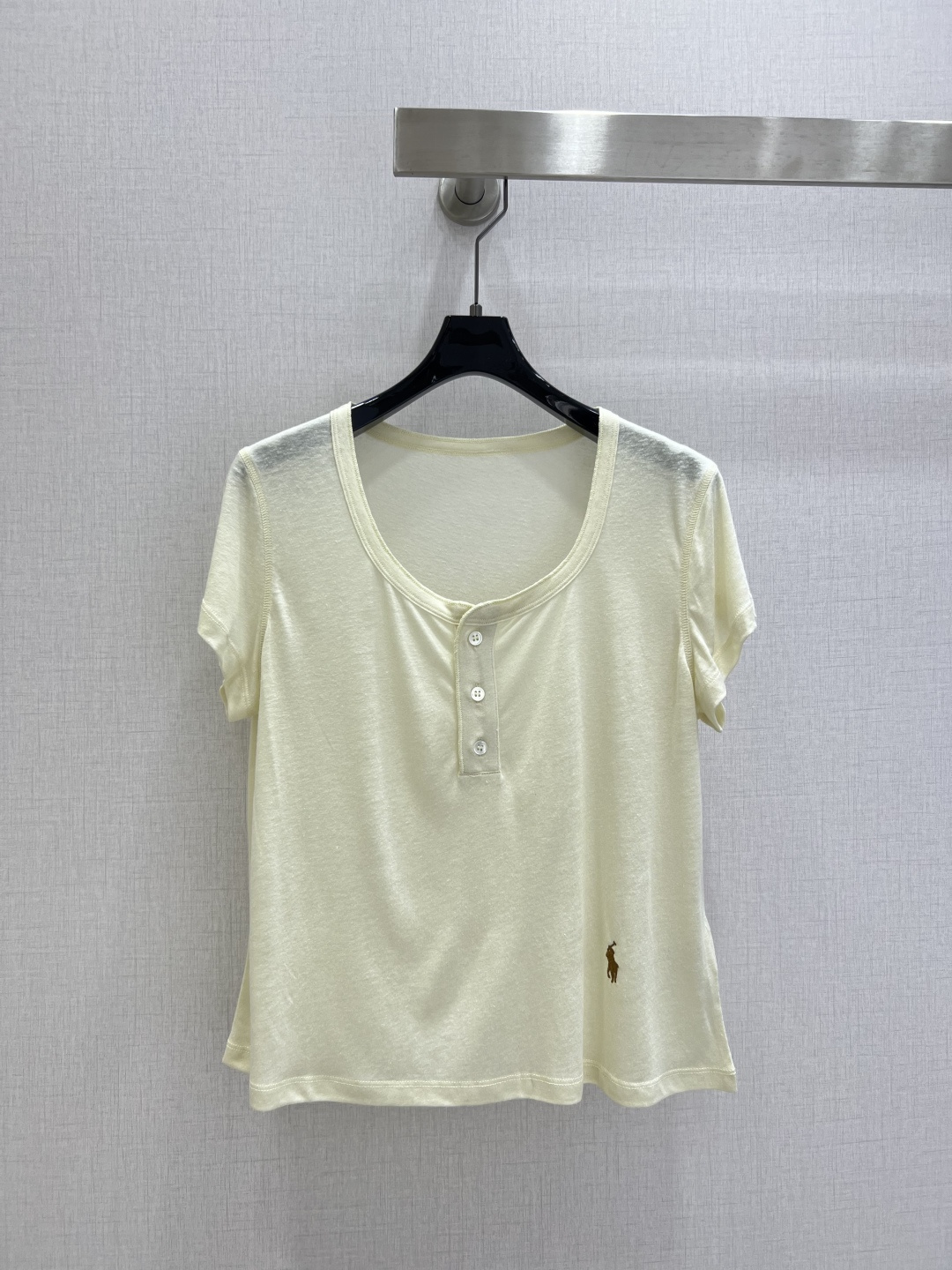 NO:739649,Highly recommended 26 early spring new square-neck short-sleeved T-shirt, soft and skin-friendly and super breathable!  The short slim fit is perfect for summer wear. The button details are simple and the design is fresh and versatile. It can be easily used for commuting, shopping, and dating. Pair it with high-waisted pants or skirts to easily get Korean or French style. A must-have for daily wear. Two colors SML code. High-quality ABC, skirts, T-shirts, tees, and t-shirts.19860909强烈推荐 26早春新款 方领短袖T恤,柔软亲肤超透气！短款修身版型,夏天穿超显身材,纽扣细节简约又有设计感清新百搭,通勤、逛街、约会都能轻松驾驭～搭配高腰裤或半裙,轻松get韩系or法式风,日常穿搭必备 两个色 SML码 高品质ABC,,skirts,T-shirt,tees，t-shirt,,Women's clothing