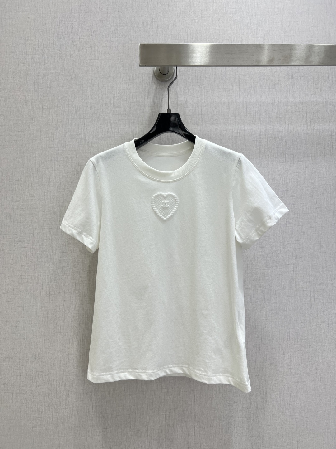 NO:739629,Highly recommended 26 early spring new love embroidered short-sleeved T-shirt made of pure cotton, soft and skin-friendly, super comfortable to wear in summer!  Round neck + right shoulder design, simple and elegant, three-dimensional love embroidery on the chest is super detailed, loose fit, strong tolerance, can be worn alone or layered, can be easily used for commuting and leisure~ It is versatile, looks good with jeans and skirts, easy to switch styles!  Two colors SML code high quality ABC,,skirts,jeans,T-shirt,tees,t-shirt,19860909强烈推荐 26早春新款 爱心刺绣短袖T恤 采用纯棉材质,柔软亲肤,夏天穿超舒服！圆领+正肩设计,简约大方,胸前立体爱心刺绣超有细节感宽松版型,包容性强,单穿或内搭都OK,通勤休闲都能轻松驾驭～百搭属性,配牛仔裤、半裙都好看,轻松切换风格！两个色 SML码 高品质ABC,,skirts,jeans,T-shirt,tees，t-shirt,,Women's clothing