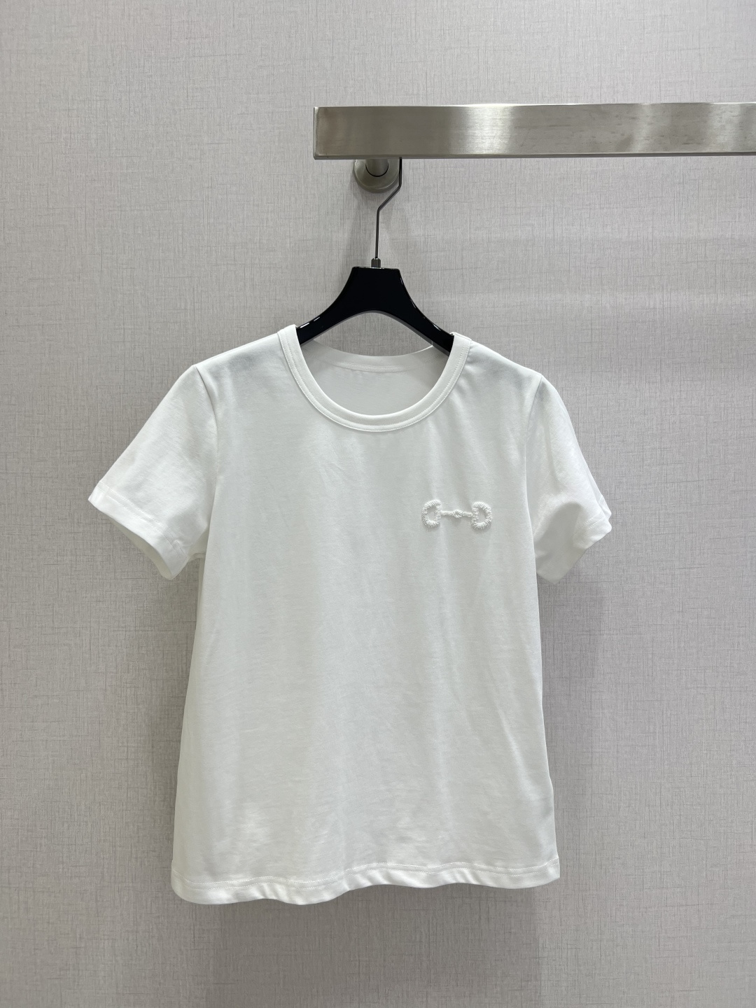 NO:739058,Highly recommended for the early spring of 26, the new horsebit short-sleeved T-shirt is an all-purpose T that 'looks good in any wear' in the wardrobe. The brand's classic logo horsebit is presented with three-dimensional beads, a low-key replica of the classic old money style. The small version is slim and easy to wear, retro dark green comes with advanced filters, clean white is timeless, two colors SML code, high quality ABC, T-shirt, tees, t-shirt,19860909强烈推荐 26早春新款 马衔扣短袖T恤 衣柜的“随便穿都好看”的万能T,品牌的经典标识马衔扣用立体钉珠呈现,低调复刻经典老钱风.小版型显瘦好穿,复古墨绿自带高级滤镜,干净白色永不过时,两个色 SML码 高品质ABC,,T-shirt,tees，t-shirt,,Women's clothing