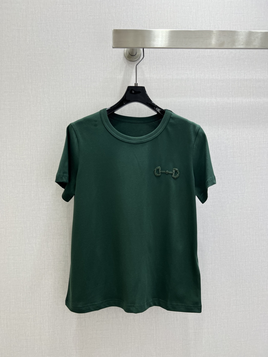 NO:739063,Highly recommended for the early spring of 26, the new horsebit short-sleeved T-shirt is an all-purpose T that 'looks good in any wear' in the wardrobe. The brand's classic logo horsebit is presented with three-dimensional beads, a low-key replica of the classic old money style. The small version is slim and easy to wear, retro dark green comes with advanced filters, clean white is timeless, two colors SML code, high quality ABC, T-shirt, tees, t-shirt,19860909强烈推荐 26早春新款 马衔扣短袖T恤 衣柜的“随便穿都好看”的万能T,品牌的经典标识马衔扣用立体钉珠呈现,低调复刻经典老钱风.小版型显瘦好穿,复古墨绿自带高级滤镜,干净白色永不过时,两个色 SML码 高品质ABC,,T-shirt,tees，t-shirt,,Women's clothing