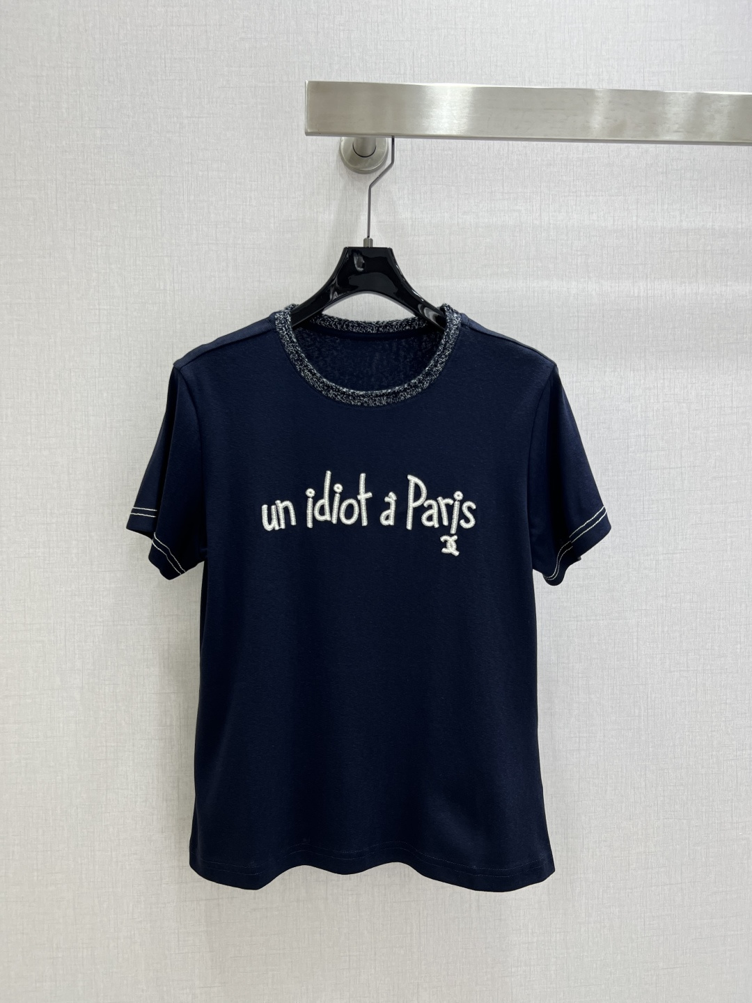 NO:739053,Highly recommended for the early spring of 26, the new collar woolen embroidery linen short-sleeved T-shirt. The contrasting floral yarn woolen collar is naturally rolled and casual, and the embroidery with handwritten fonts is exquisite and playful. The fabric is soft and skin-friendly, and the cotton material is mixed with linen, which makes the fabric dry, breathable and has a unique texture. The real thing is super high-end. The upper body is very slim, and casual matching is the French elegance and fashion of grandma's house. The special pink and purple are very girly, three colors  SML code high quality ABC,,T-shirt,tees,t-shirt,19860909强烈推荐 26早春新款 领毛织刺绣亚麻短袖T恤 撞色的花纱毛织领子自然卷边松弛又随性,手写字体的刺绣精致又不失俏皮感.面料柔软亲肤,棉的材质混入亚麻,使得面料干爽透气又有独特的肌理感,实物超显高级.上身很显瘦,随意搭配都是香奶奶家的法式优雅的时髦,特调的粉紫色很少女,三个色 SML码 高品质ABC,,T-shirt,tees，t-shirt,,Women's clothing