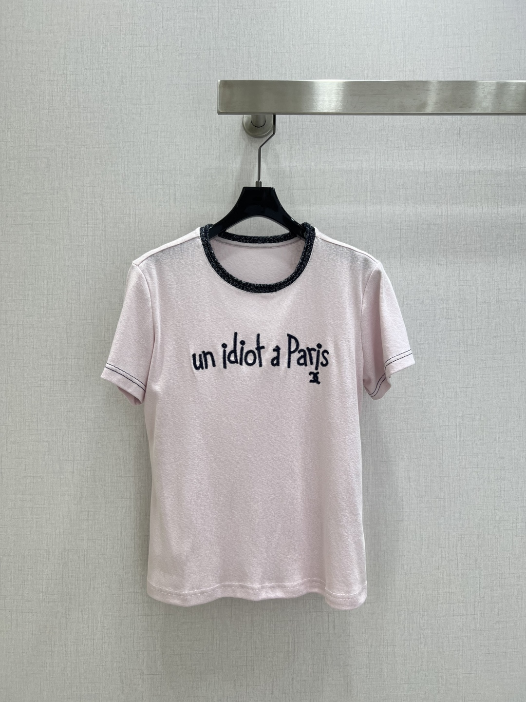 NO:739048,Highly recommended for the early spring of 26, the new collar woolen embroidery linen short-sleeved T-shirt. The contrasting floral yarn woolen collar is naturally rolled and casual, and the embroidery with handwritten fonts is exquisite and playful. The fabric is soft and skin-friendly, and the cotton material is mixed with linen, which makes the fabric dry, breathable and has a unique texture. The real thing is super high-end. The upper body is very slim, and casual matching is the French elegance and fashion of grandma's house. The special pink and purple are very girly, three colors  SML code high quality ABC,,T-shirt,tees,t-shirt,19860909强烈推荐 26早春新款 领毛织刺绣亚麻短袖T恤 撞色的花纱毛织领子自然卷边松弛又随性,手写字体的刺绣精致又不失俏皮感.面料柔软亲肤,棉的材质混入亚麻,使得面料干爽透气又有独特的肌理感,实物超显高级.上身很显瘦,随意搭配都是香奶奶家的法式优雅的时髦,特调的粉紫色很少女,三个色 SML码 高品质ABC,,T-shirt,tees，t-shirt,,Women's clothing