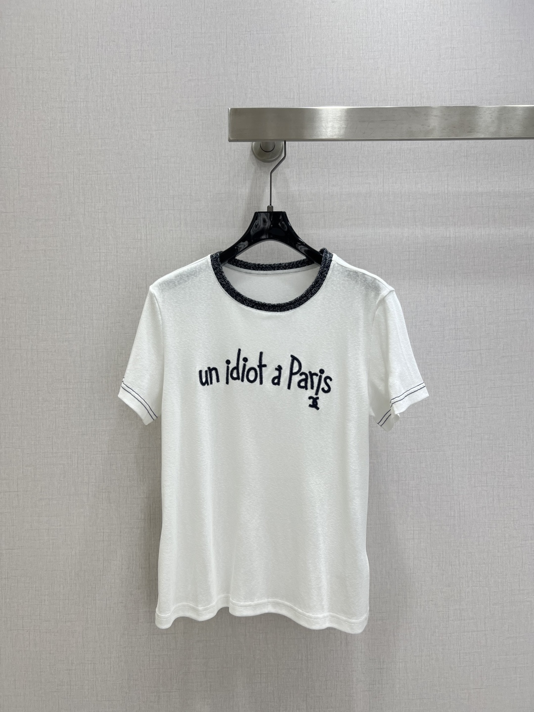 NO:739043,Highly recommended for the early spring of 26, the new collar woolen embroidery linen short-sleeved T-shirt. The contrasting floral yarn woolen collar is naturally rolled and casual, and the embroidery with handwritten fonts is exquisite and playful. The fabric is soft and skin-friendly, and the cotton material is mixed with linen, which makes the fabric dry, breathable and has a unique texture. The real thing is super high-end. The upper body is very slim, and casual matching is the French elegance and fashion of grandma's house. The special pink and purple are very girly, three colors  SML code high quality ABC,,T-shirt,tees,t-shirt,19860909强烈推荐 26早春新款 领毛织刺绣亚麻短袖T恤 撞色的花纱毛织领子自然卷边松弛又随性,手写字体的刺绣精致又不失俏皮感.面料柔软亲肤,棉的材质混入亚麻,使得面料干爽透气又有独特的肌理感,实物超显高级.上身很显瘦,随意搭配都是香奶奶家的法式优雅的时髦,特调的粉紫色很少女,三个色 SML码 高品质ABC,,T-shirt,tees，t-shirt,,Women's clothing