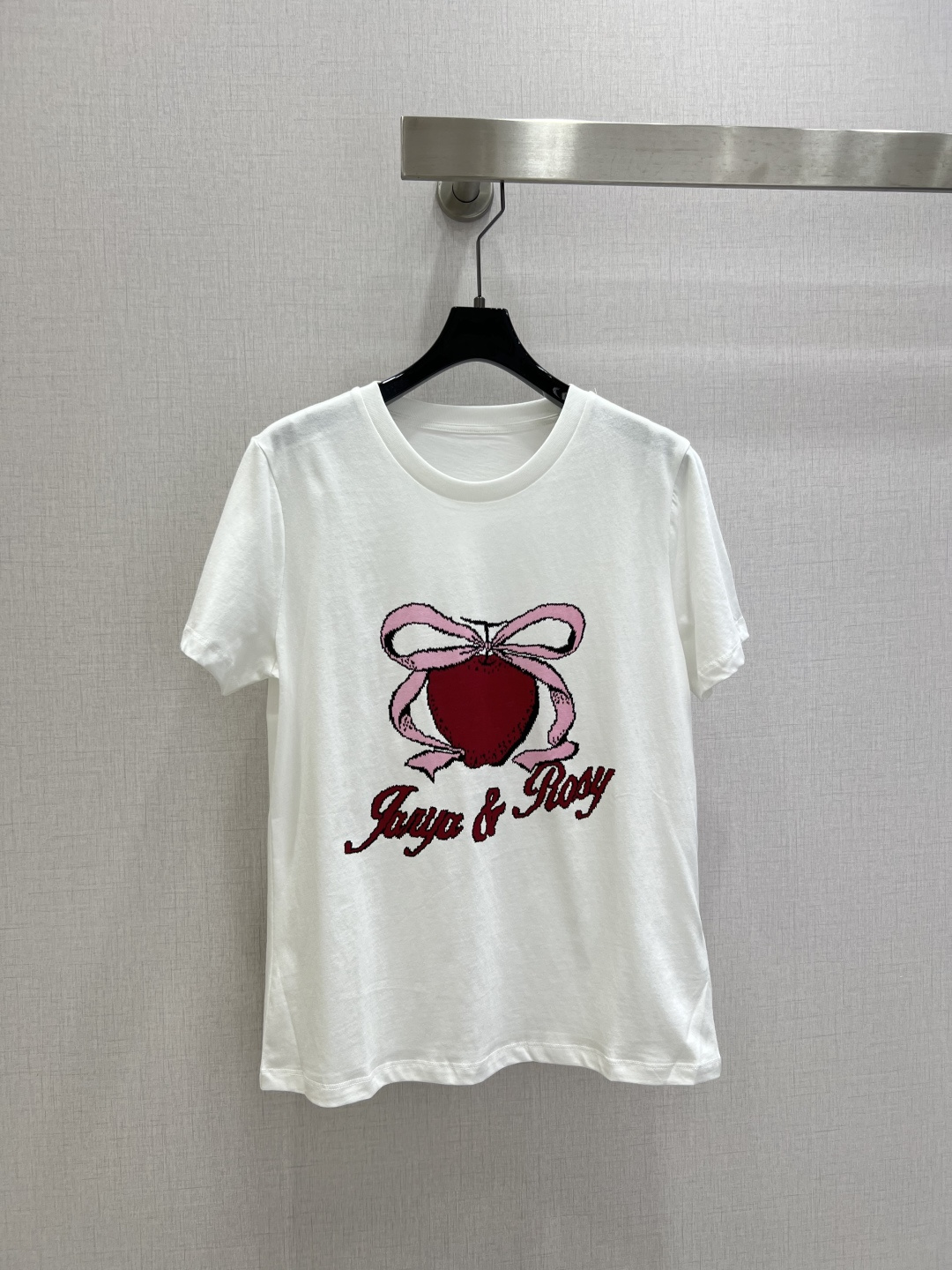 NO:739071,Highly recommended for the early spring of 26, the new Lucky Fruit short-sleeved T-shirt is soft, elastic and very comfortable. It has a full sense of high-end wear. The actual product is very good!  The upper body is fashionable and versatile, and looks good when worn. High-quality workmanship. Pay attention to the details. One color SML code. High-quality ABC, T-shirt, tees, t-shirt,19860909强烈推荐 26早春新款 幸运果短袖T恤 柔软弹力很舒服 满满的穿搭高级感 实物非常赞！上身洋气百搭,穿搭好看 高品质做工看细节 一个色 SML码 高品质ABC,,T-shirt,tees，t-shirt,,Women's clothing