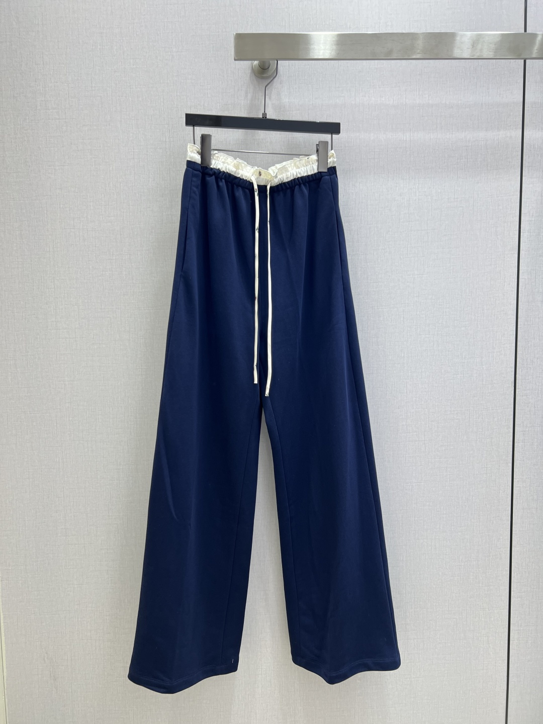 NO:740017,Highly recommended 26 early spring new style navy blue spliced ​​wide-leg trousers, white waist design with super layered feel, elastic drawstring waist, comfortable and practical!  The fabric is light and breathable, super cool to wear in summer. The loose wide-leg version has perfect drape, makes you look slimmer and covers the flesh, and is friendly to pear-shaped figures!  Large pockets on both sides make it super convenient for daily outings. Pair it with a T-shirt, shirt or sweater to easily get a lazy Korean style, and it's OK for commuting and leisure!  One color SML code high quality ABC, shirts, tees, t-shirt,19860909强烈推荐 26早春新款 藏青色拼接阔腿长裤,白色腰头设计超有层次感,松紧抽绳腰部,舒适又实用！面料轻薄透气,夏天穿超凉爽 宽松阔腿版型,垂感满分,显瘦遮肉,梨形身材友好！两侧大口袋,日常出门超方便 随便搭T恤、衬衫或针织衫,轻松get慵懒韩系风,通勤休闲都OK！一个色 SML码 高品质ABC,,shirts,tees，t-shirt,,Women's clothing