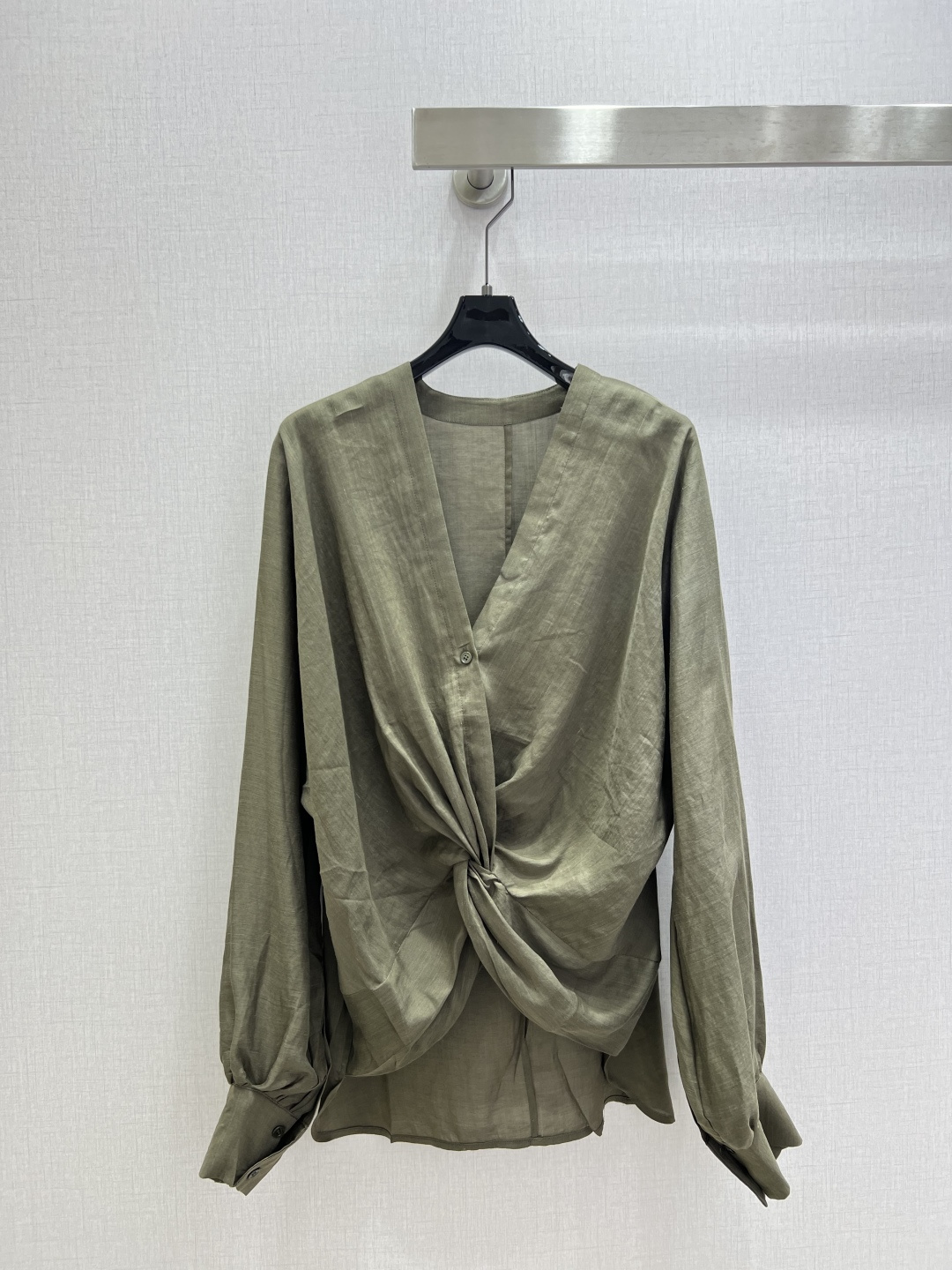 NO:740055,Highly recommended 26 early spring new style irregular pleated long-sleeved top core series, a series that continues to cultivate orders!  It will definitely exceed the total number of previous models in the same series!  Because the upper body is really beautiful!  The fabric properties are great!  I originally wanted to use 100 ramie to make the YB homologous fabric, but I was wondering why YB didn't use pure natural ramie to make it, and instead used the homologous worsted lyocell fiber and ramie custom-woven materials!  It turns out that the purpose is to soften the roughness, improve drape + anti-wrinkle, improve drape, reduce shrinkage, and also keep ramie breathable and dry, making it more suitable for daily wear!  It feels softer and solves the problem of stiff and irritated pure ramie. It does not abrade the skin when worn next to the skin and greatly improves skin-friendliness. It is anti-wrinkle and easy to care for. Pure ramie is easy to wrinkle and difficult to recover. After blending, there are fewer wrinkles. It has a good drape after washing and does not require frequent ironing. Stronger Lyocell increases the tension of the fabric, reducing the problems of pure ramie being easy to snag and break, making it more durable.  Shrinkage is more controllable. The shrinkage rate of pure ramie is higher in the first wash. After blending, the dimensional stability is better and it is not easy to deform. The drape is smoother. Say goodbye to the stiffness of pure ramie. Shirts and dresses can be made into neater silhouettes without collapsing. The moisture absorption is more balanced. It not only keeps ramie breathable and sweat-wicking, but also adds lyocell to absorb moisture and lock moisture. It will not sweat and dry out hard on hot days!  Moreover, our finished fabric has also undergone two post-processes of environmentally friendly fermentation washing and high temperature setting, which further enhances the stability and wearability!  Overall ready-to-wear draping!  The stitching process inside is all seamless, very exquisite!  The buttons are dyed with pure natural shells at high temperature!  Three colors SML code high quality ABC,,skirts,shirts,19860909强烈推荐 26早春新款 不规则褶皱长袖上衣 核心系列,持续深耕翻单的系列！一定会超越之前的几个同系列款的总量！因为上身真的太美了！面料属性太好了！YB同源面料,本来想用100苎麻去开,想着YB为什么不采用纯天然苎麻去做,而去采用了同源的精纺莱赛尔纤维与苎麻定织的材质！原来是为了柔化粗糙感、提升垂坠+抗皱、改善悬垂、降低缩水率,还保留苎麻透气干爽,更适配日常穿着！ 手感更软解决纯苎麻硬挺刺肤问题,贴身穿不磨皮肤,亲肤度大幅提升 抗皱易打理纯苎麻易皱难恢复,混纺后褶皱变少,洗完垂感好,不用频繁熨烫 韧性更强莱赛尔增加面料拉力,减少纯苎麻易勾丝、断裂的问题,更耐穿 缩水更可控纯苎麻首次水洗缩水率偏高,混纺后尺寸稳定性更好,不易变形 悬垂更顺告别纯苎麻的僵硬感,做衬衫、连衣裙更显利落版型,不塌不垮 吸湿更均衡既留苎麻透气排汗,又加莱赛尔吸湿锁水,闷热天不闷汗也不易干硬！ 而且我们成品布还做了环保酵洗加高温定型的2道后工序,更加增强了稳定性与适穿性！ 整体成衣立体裁剪！内里拼缝工艺全部采用无缝拼接,非常精致！纽扣采用纯天然贝壳高温定染！三个色 SML码 高品质ABC,,skirts,shirts,,Women's clothing