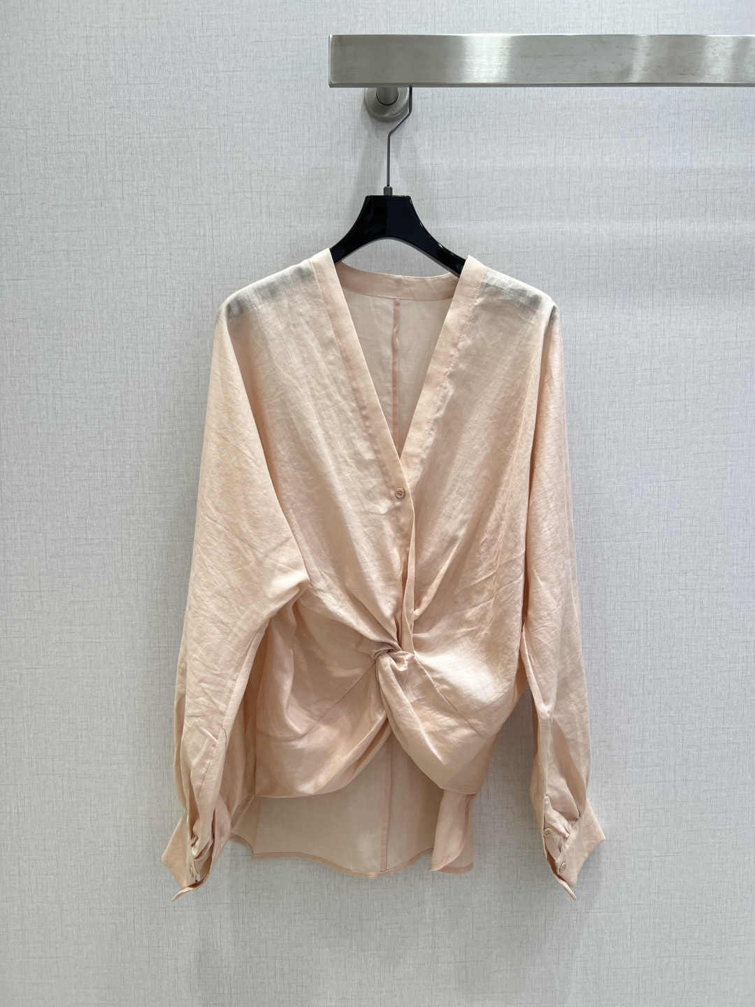 NO:740057,Highly recommended 26 early spring new style irregular pleated long-sleeved top core series, a series that continues to cultivate orders!  It will definitely exceed the total number of previous models in the same series!  Because the upper body is really beautiful!  The fabric properties are great!  I originally wanted to use 100 ramie to make the YB homologous fabric, but I was wondering why YB didn't use pure natural ramie to make it, and instead used the homologous worsted lyocell fiber and ramie custom-woven materials!  It turns out that the purpose is to soften the roughness, improve drape + anti-wrinkle, improve drape, reduce shrinkage, and also keep ramie breathable and dry, making it more suitable for daily wear!  It feels softer and solves the problem of stiff and irritated pure ramie. It does not abrade the skin when worn next to the skin and greatly improves skin-friendliness. It is anti-wrinkle and easy to care for. Pure ramie is easy to wrinkle and difficult to recover. After blending, there are fewer wrinkles. It has a good drape after washing and does not require frequent ironing. Stronger Lyocell increases the tension of the fabric, reducing the problems of pure ramie being easy to snag and break, making it more durable.  Shrinkage is more controllable. The shrinkage rate of pure ramie is higher in the first wash. After blending, the dimensional stability is better and it is not easy to deform. The drape is smoother. Say goodbye to the stiffness of pure ramie. Shirts and dresses can be made into neater silhouettes without collapsing. The moisture absorption is more balanced. It not only keeps ramie breathable and sweat-wicking, but also adds lyocell to absorb moisture and lock moisture. It will not sweat and dry out hard on hot days!  Moreover, our finished fabric has also undergone two post-processes of environmentally friendly fermentation washing and high temperature setting, which further enhances the stability and wearability!  Overall ready-to-wear draping!  The stitching process inside is all seamless, very exquisite!  The buttons are dyed with pure natural shells at high temperature!  Three colors SML code high quality ABC,,skirts,shirts,19860909强烈推荐 26早春新款 不规则褶皱长袖上衣 核心系列,持续深耕翻单的系列！一定会超越之前的几个同系列款的总量！因为上身真的太美了！面料属性太好了！YB同源面料,本来想用100苎麻去开,想着YB为什么不采用纯天然苎麻去做,而去采用了同源的精纺莱赛尔纤维与苎麻定织的材质！原来是为了柔化粗糙感、提升垂坠+抗皱、改善悬垂、降低缩水率,还保留苎麻透气干爽,更适配日常穿着！ 手感更软解决纯苎麻硬挺刺肤问题,贴身穿不磨皮肤,亲肤度大幅提升 抗皱易打理纯苎麻易皱难恢复,混纺后褶皱变少,洗完垂感好,不用频繁熨烫 韧性更强莱赛尔增加面料拉力,减少纯苎麻易勾丝、断裂的问题,更耐穿 缩水更可控纯苎麻首次水洗缩水率偏高,混纺后尺寸稳定性更好,不易变形 悬垂更顺告别纯苎麻的僵硬感,做衬衫、连衣裙更显利落版型,不塌不垮 吸湿更均衡既留苎麻透气排汗,又加莱赛尔吸湿锁水,闷热天不闷汗也不易干硬！ 而且我们成品布还做了环保酵洗加高温定型的2道后工序,更加增强了稳定性与适穿性！ 整体成衣立体裁剪！内里拼缝工艺全部采用无缝拼接,非常精致！纽扣采用纯天然贝壳高温定染！三个色 SML码 高品质ABC,,skirts,shirts,,Women's clothing